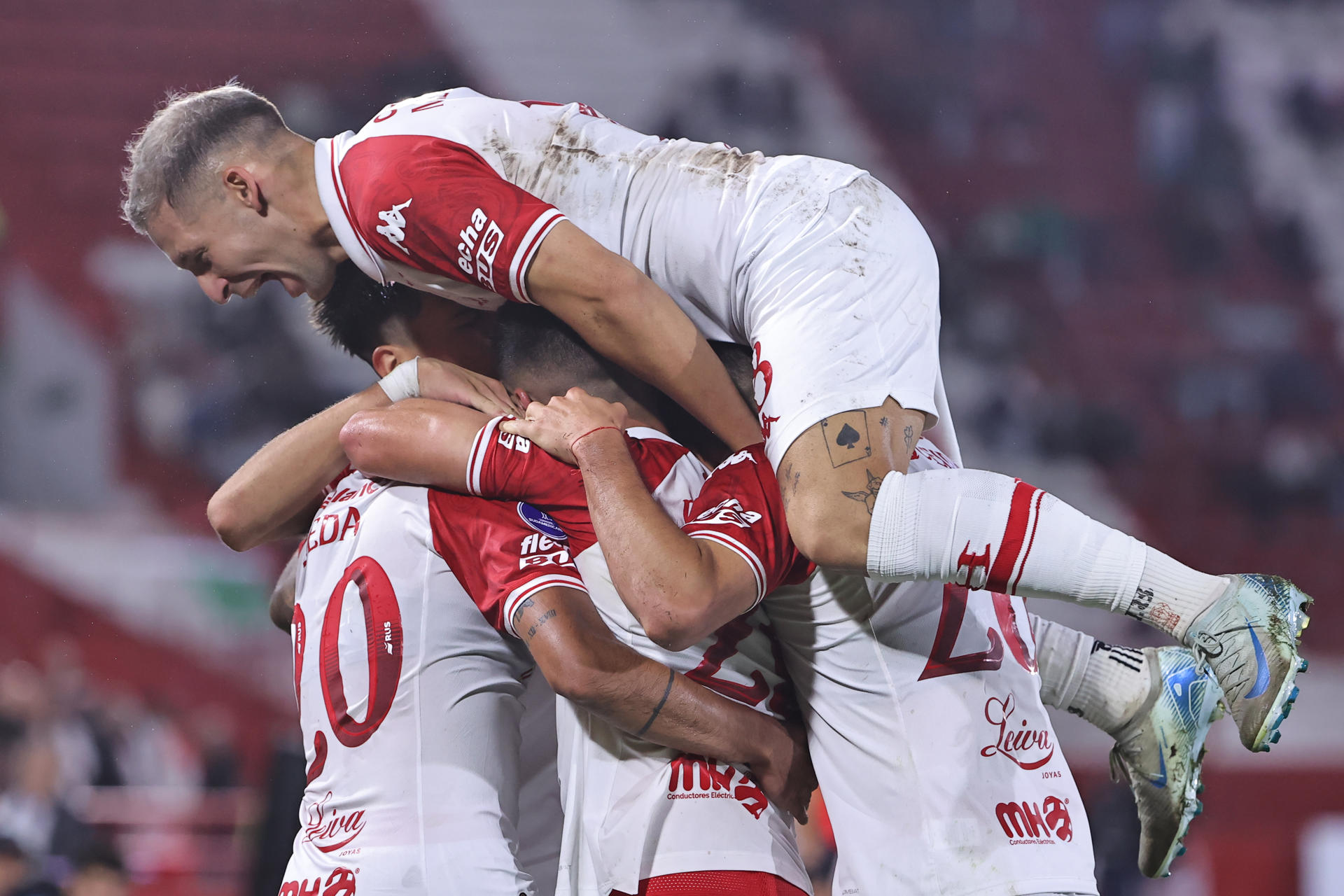 AMDEP5137. BUENOS AIRES (ARGENTINA), 09/04/2025.- Jugadores de Huracán celebran este miércoles, en un partido de la fase de grupos de la Copa Sudamericana entre Huracán y Racing en el estadio Tomás A. Ducó en Buenos Aires (Argentina). EFE/ Juan Ignacio Roncoroni