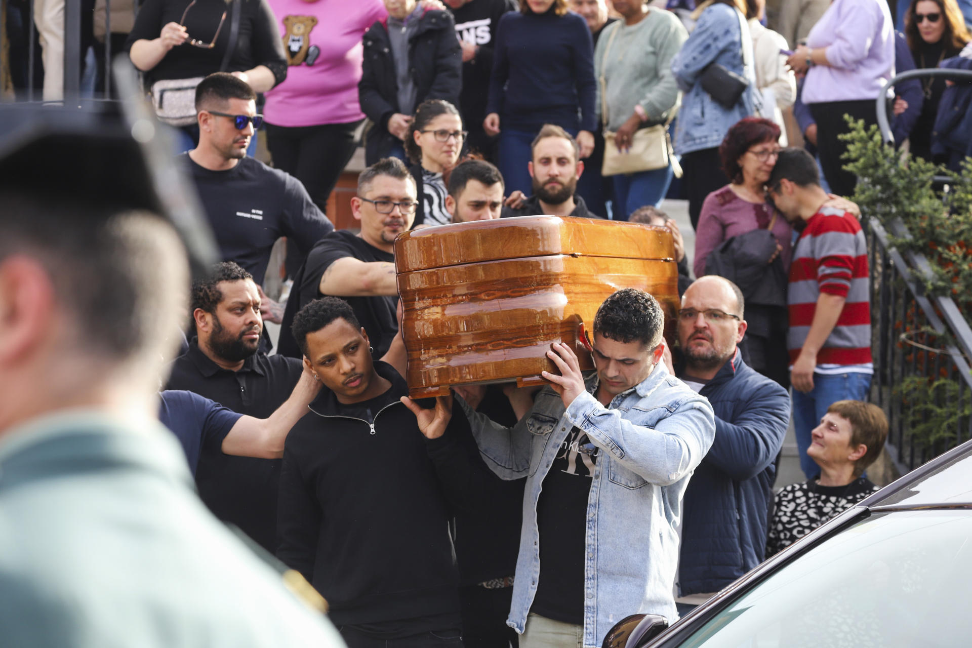 Entierro del minero fallecido David Álvarez este martes en Torre del Bierzo. EFE/ Ana F Barredo