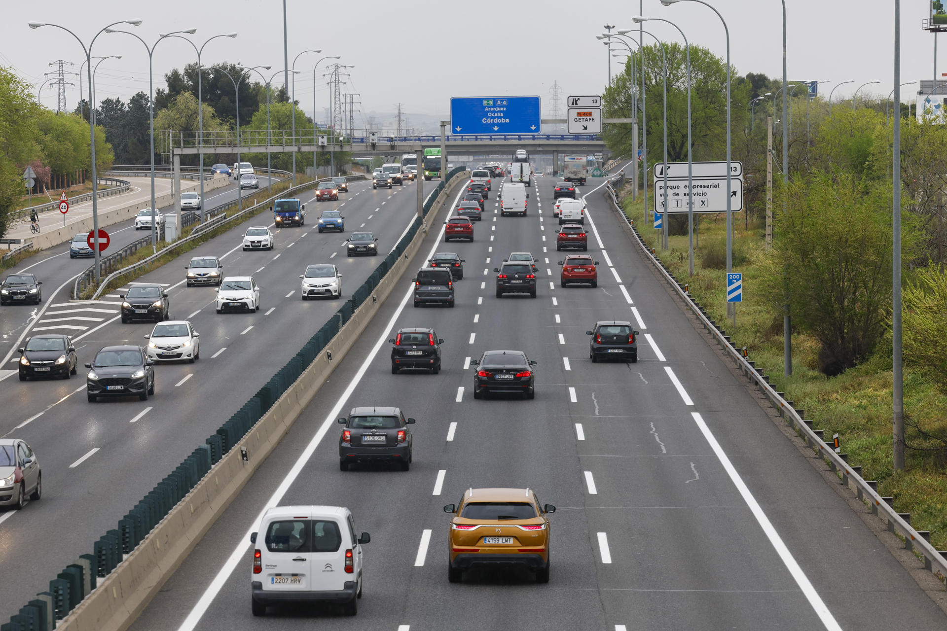 -Vista de la salida y entrada de Madrid por la A-4 este viernes, en el que comienza Operación salida de Semana Santa, en la que prevé más de 15,8 millones de desplazamientos por carretera.- EFE/ J.P. Gandul