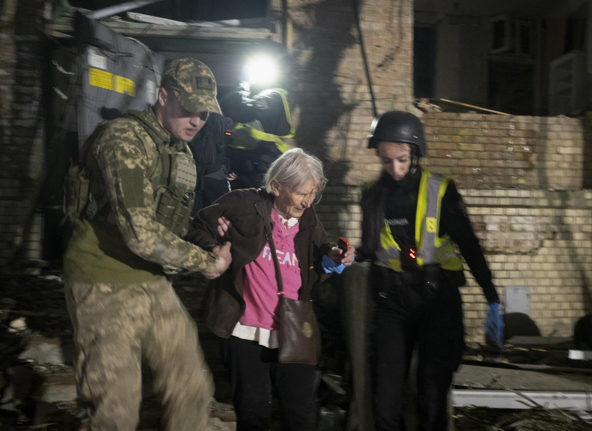 Rescatistas ucranianos ayudan a los supervivientes de un bombardeo ruso contra un edificio residencial en Kiev, Ucrania, el 24 de abril de 2025. EFE/EPA/SERGEY SHESTAK