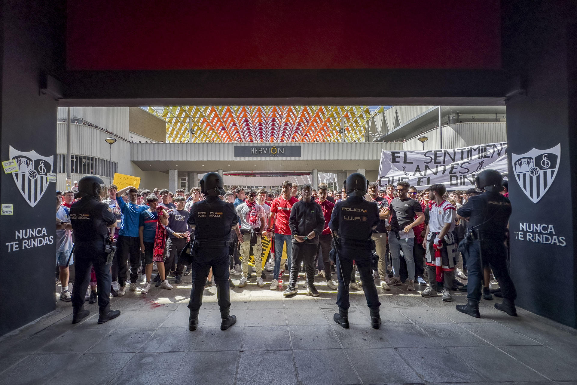 Varios aficionados sevillistas protestan contra la directiva presidida por José María del Nido Carrasco, antes del partido de LaLiga que el Sevilla CF disputa ante el Atlético de Madrid el domingo en el estadio Ramón Sánchez-Pizjuán. EFE/David Arjona