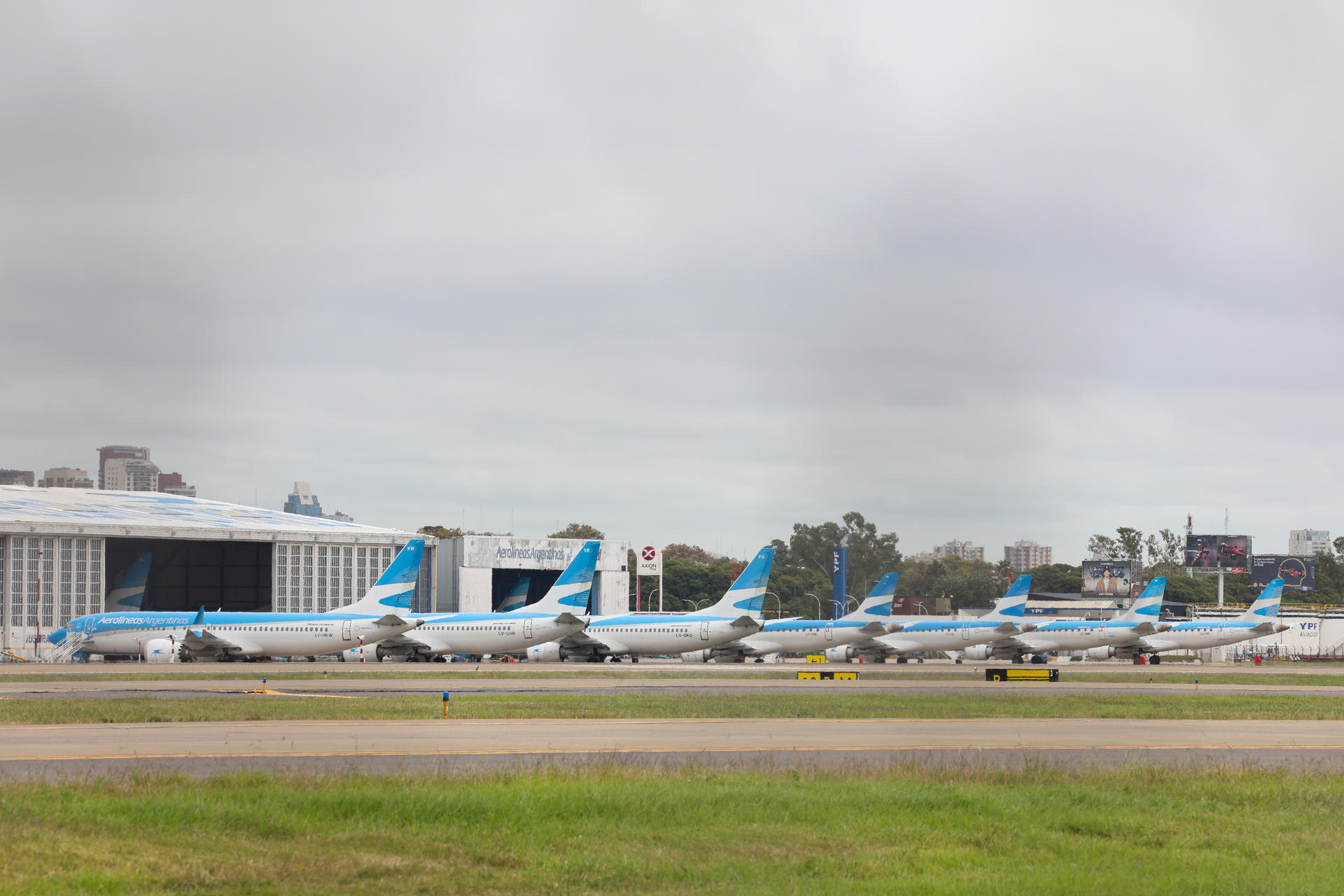 Fotografía de aviones detenidos en el Aeroparque Internacional Jorge Newbery este jueves, durante un paro nacional en la ciudad de Buenos Aires (Argentina). EFE/ Juan Ignacio Roncoroni