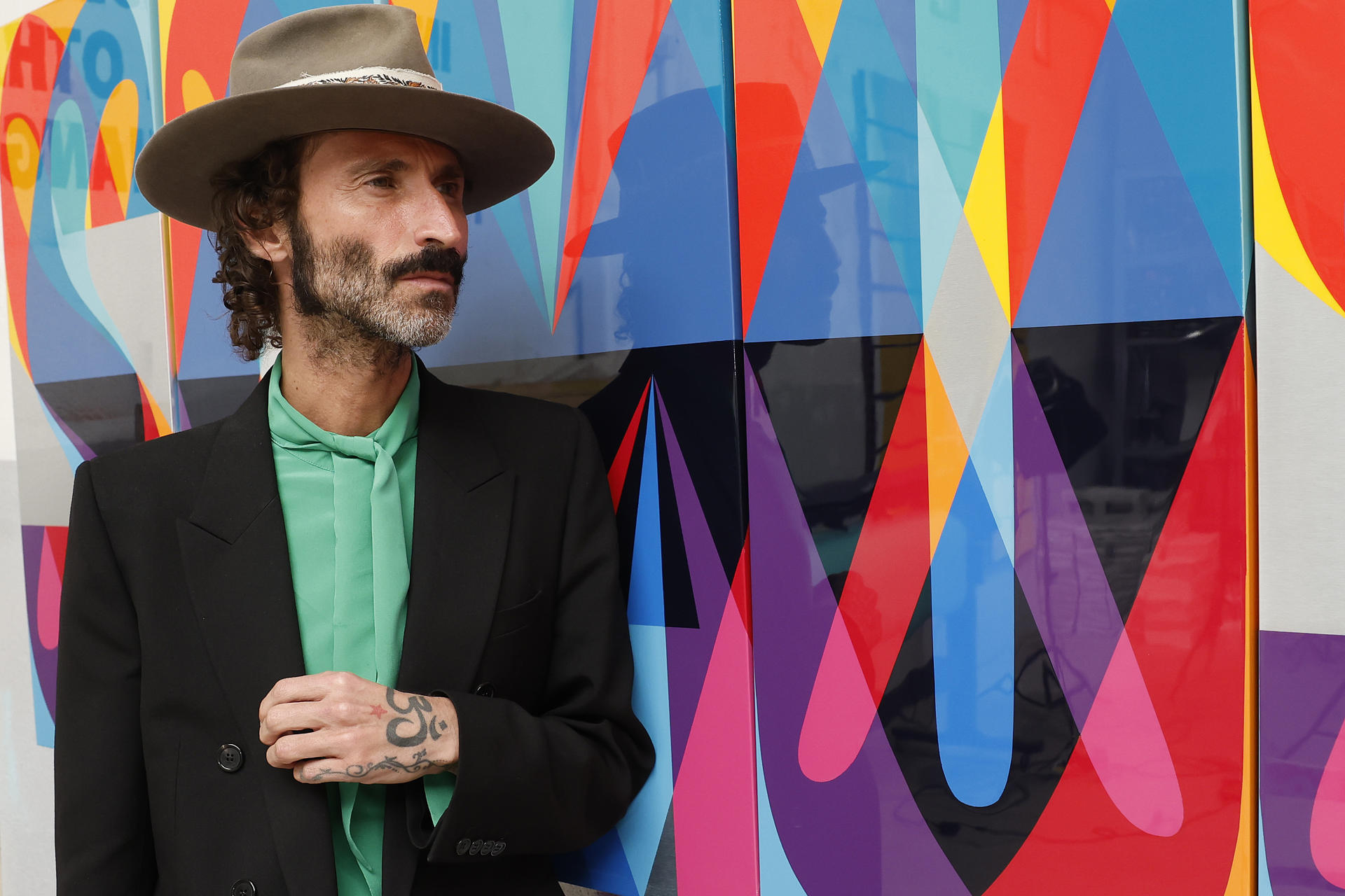 El músico y cantautor español Leiva posa durante una entrevista con EFE con motivo de la presentación de su nuevo disco 'Gigante'. EFE/ J.P. Gandul