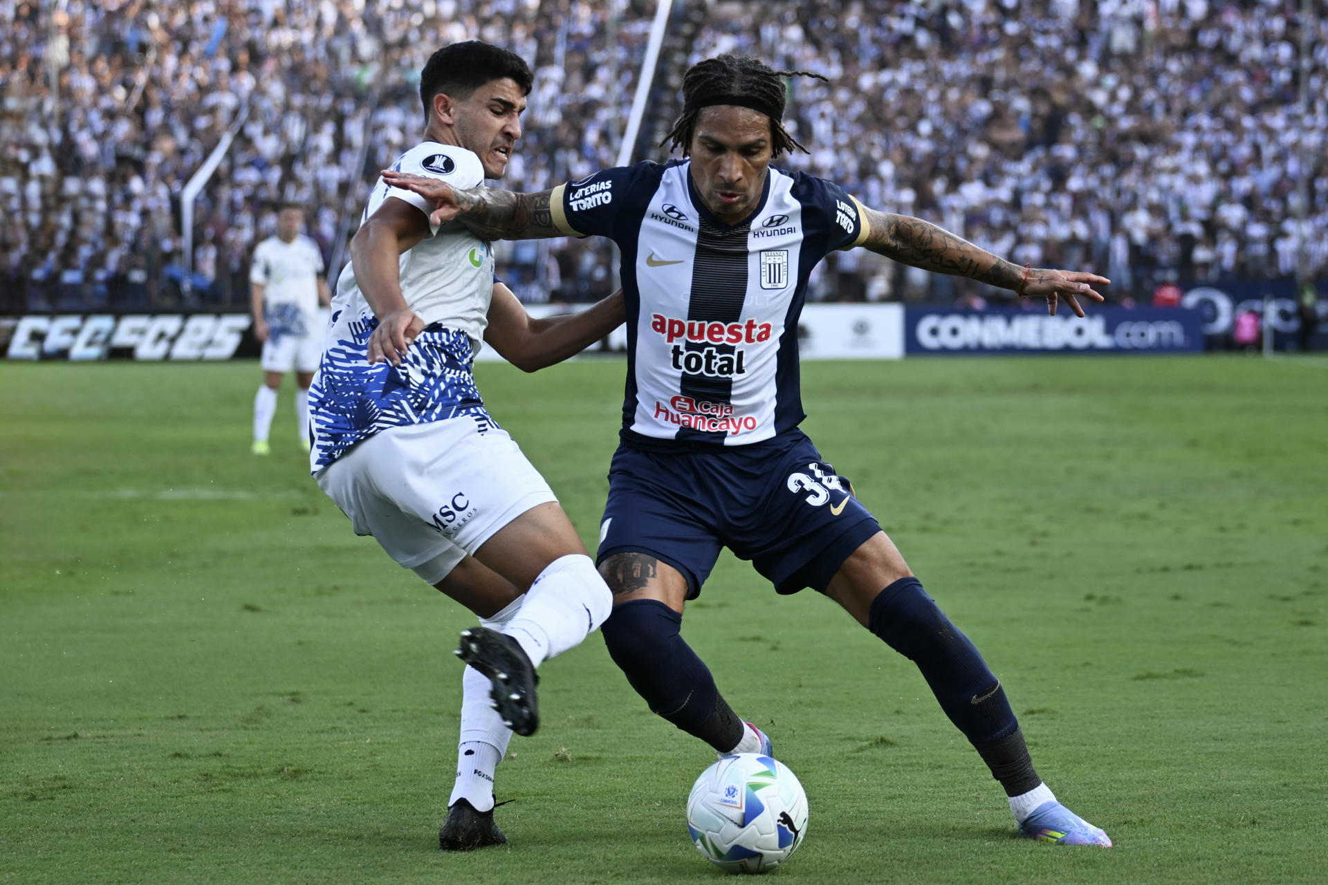 Paolo Guerrero (d) de Alianza Lima controla el balón en un partido de la fase de grupos de la Copa Libertadores. EFE/ Paloma Del Solar
