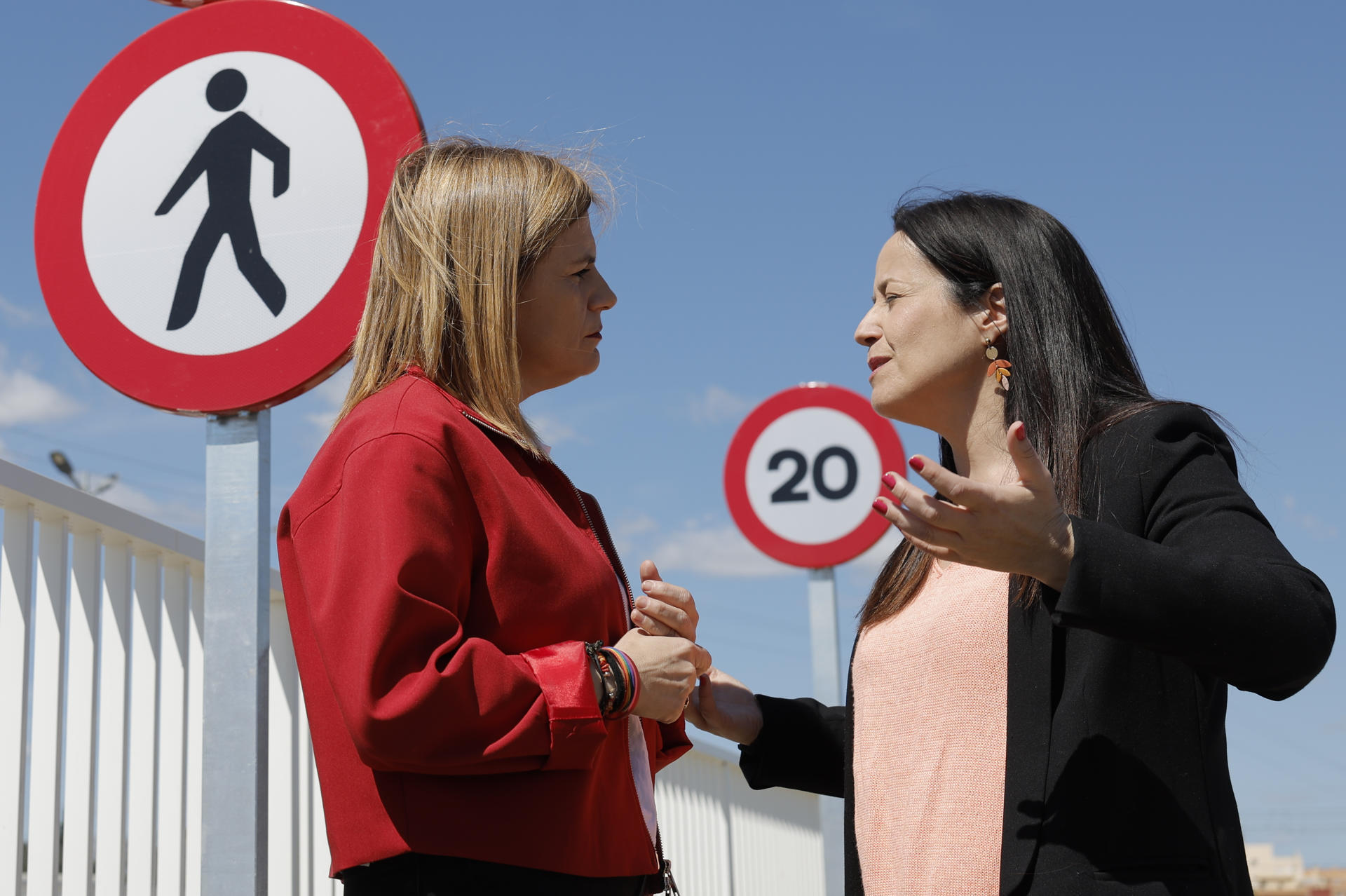 La delegada del Gobierno en la Comunitat Valenciana, Pilar Bernabé, junto a la la alcaldesa de Catarroja, Lorensa Silvent (d) visita las obras de reparación, realizadas por Adif, en el paso subterráneo de las vías del tren a la altura de Catarroja. EFE/ Kai Försterling