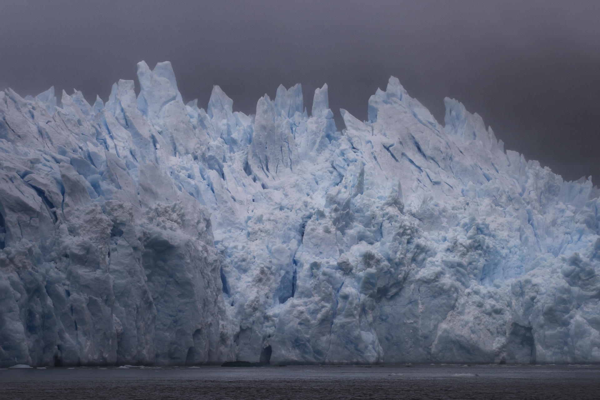 AME247. AYSÉN (CHILE), 04/03/2022.- Fotografía del glaciar San Rafael en el parque nacional Laguna San Rafael, el 13 de febrero de 2022, en la región de Aysén (Chile). El contraste del verde y el blanco conforman la armonía de la riqueza natural de esta región chilena, que entre glaciares, ríos, bosques, fiordos y montañas nevadas, develan la única y diversa belleza de la Antártida. EFE/ Alberto Valdes
