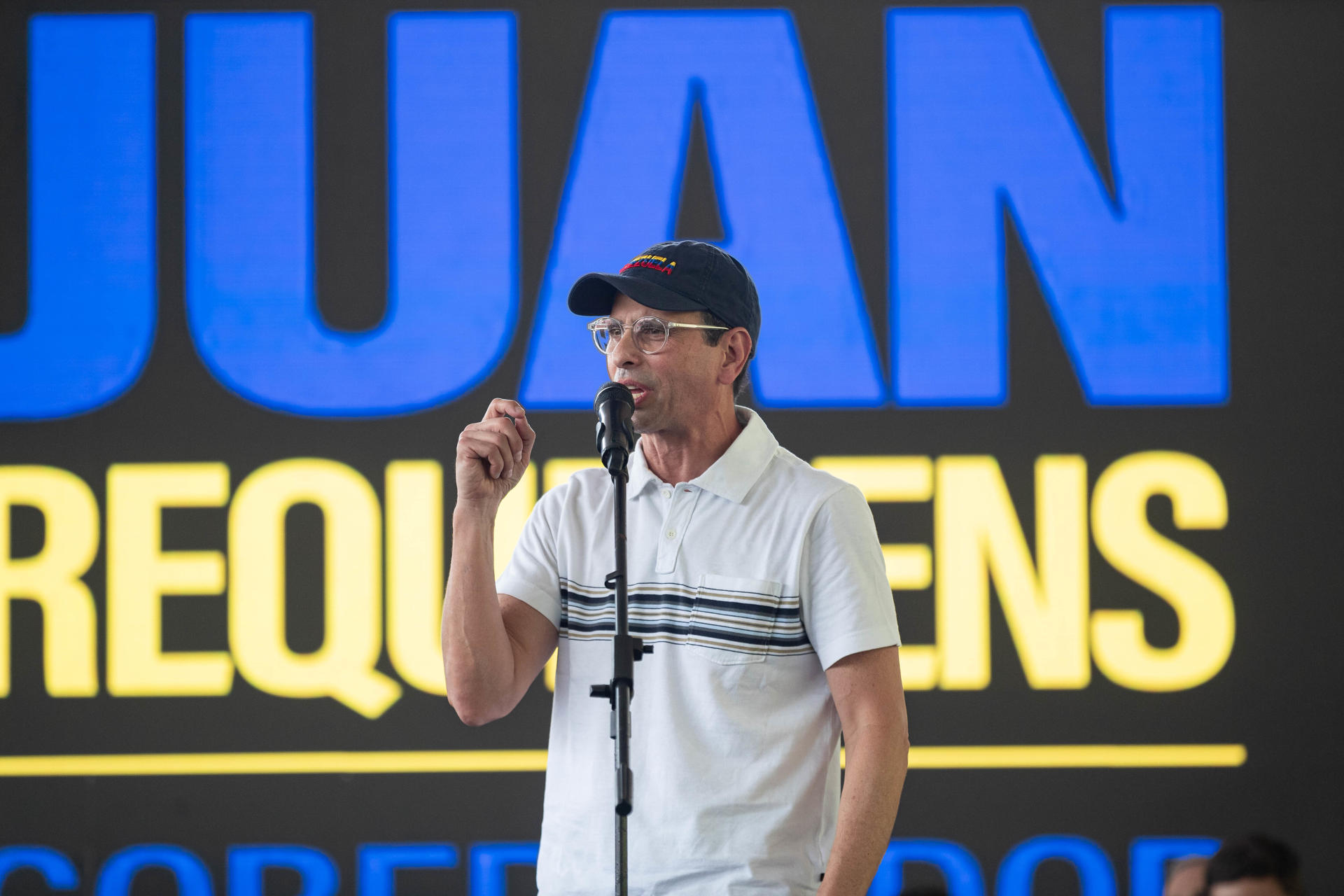 El candidato opositor a la Asamblea Nacional de Venezuela (AN, Parlamento), Henrique Capriles, habla durante un acto de campaña electoral este martes, en Caracas (Venezuela). EFE/ Ronald Peña R
