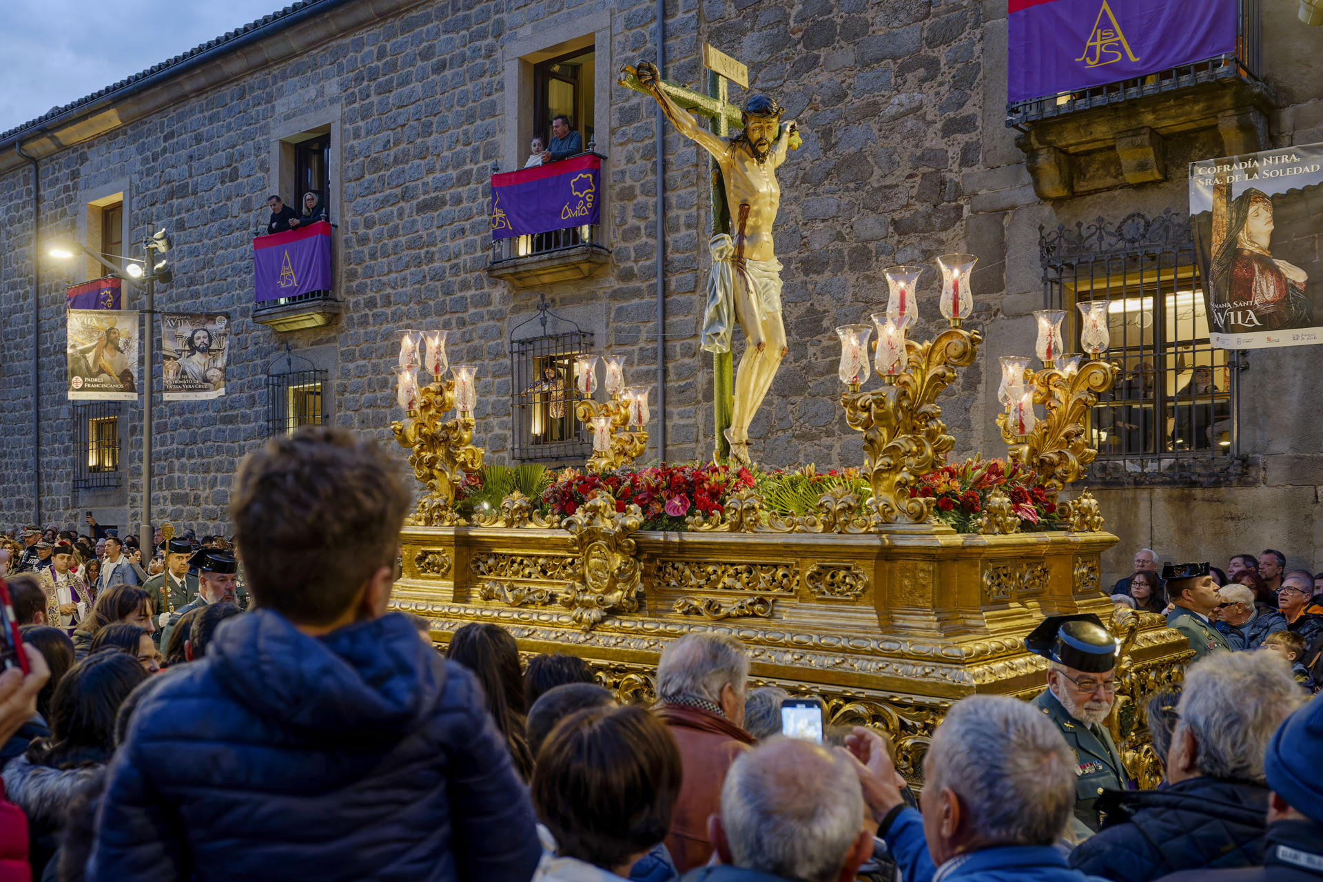 El Real e Ilustre Patronato de la Santa Vera Cruz, el más antiguo de la Semana Santa de Ávila, declarada de Interés Turístico Internacional, organiza la procesión de ´Los Pasos`, integrada por una decena de representaciones durante su recorrido hoy jueves por la ciudad de Ávila. EFE / Raúl Sanchidrián.