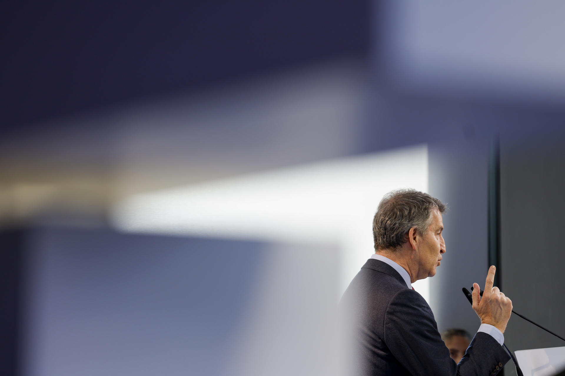 El presidente del PP, Alberto Núñez Feijóo, durante un desayuno informativo con el presidente de Murcia, Fernando López Miras, celebrado este martes en Madrid. EFE/ Javier Lizón