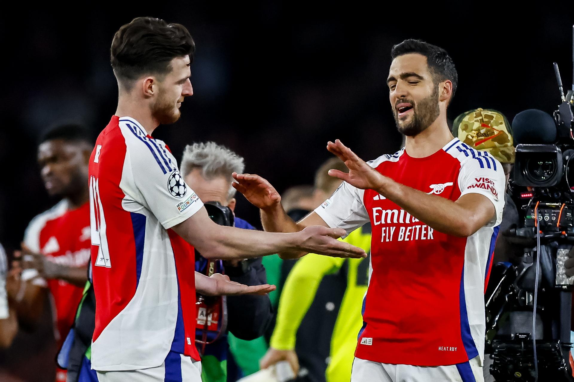 Los goleadores Declan Rice (I) y Mikel Merino durante el partido de ida de cuartos de final de la UEFA Champions League entre el Arsenal FC y el Real Madrid en Londres, Reino Unido. EFE/EPA/TOLGA AKMEN