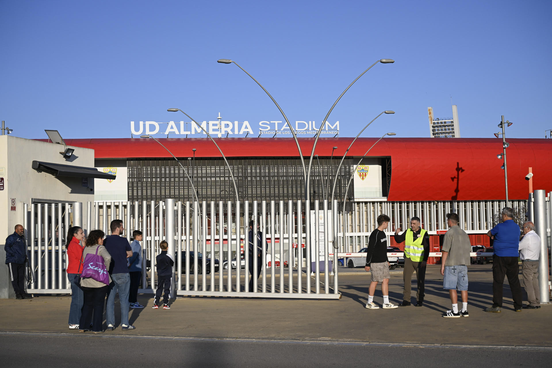 Aficionados de la UD Almería esperan información acerca de la suspensión del partido ante el Racing de Ferrol en la puerta del UD Almería Stadium. EFE/Carlos Barba