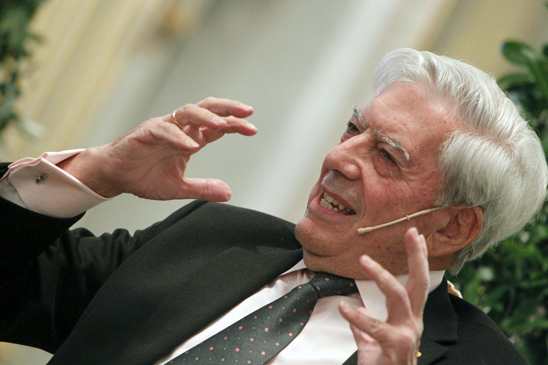 Fotografía de archivo, tomada en diciembre de 2010, del escritor peruano Mario Vargas Llosa, durante una rueda de prensa antes de recibir el premio Nobel de Literatura, en Estocolmo (Suecia). EFE/Javier Lizón