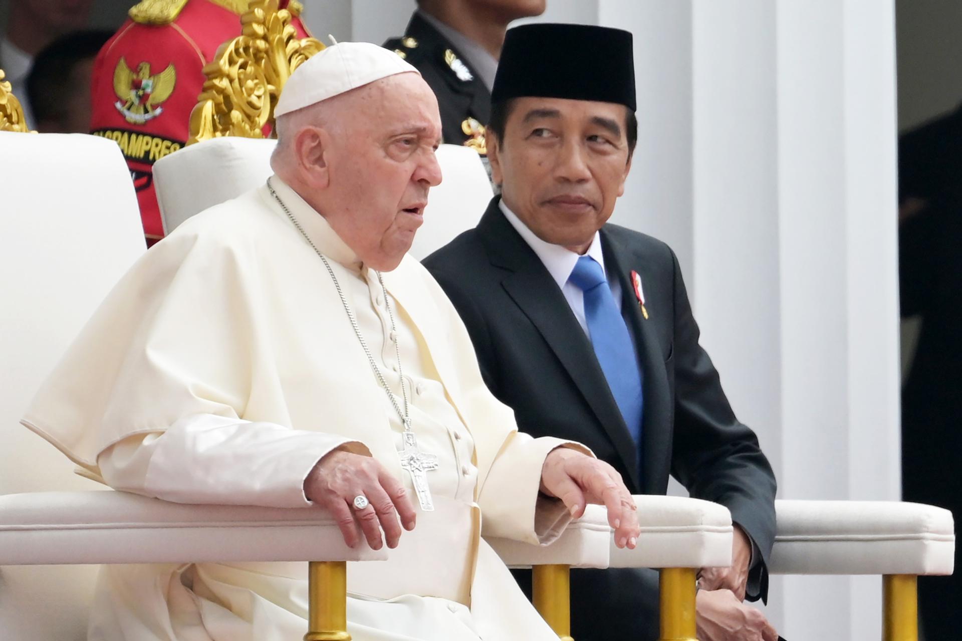 Fotografía de archivo, tomada el 04/09/2024, que muestra al papa Francisco junto al expresidente de Indonesia, Joko Widodo, durante la visita del pontífice argentino a Yakarta. EFE/EPA/BAY ISMOYO / POOL