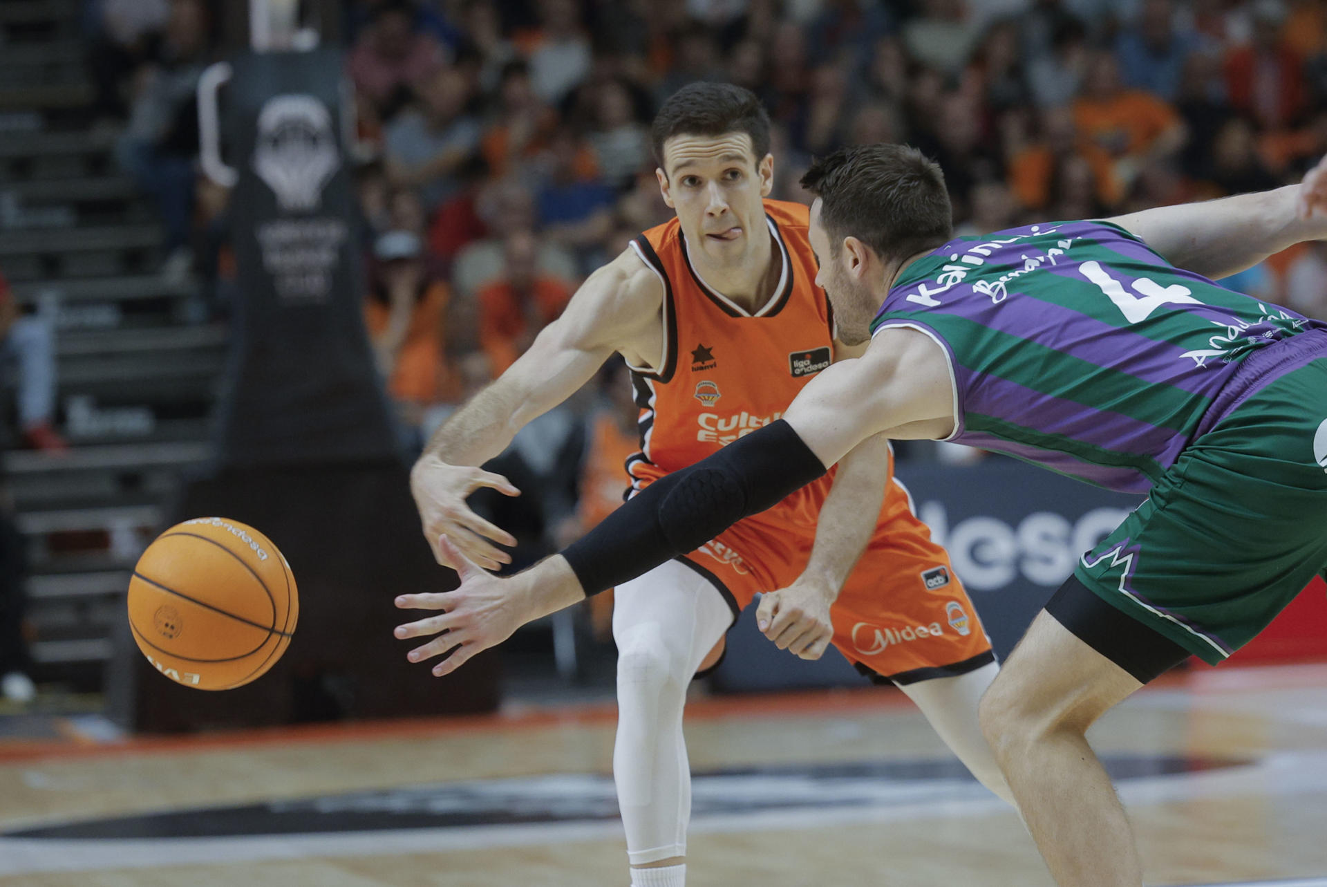 El alero del Valencia Xabi López-Arostegui (i) juega un balón ante Tyler Kalinoski, de Unicaja, durante el partido de la Liga Endesa de baloncesto que Valencia Basket y Unicaja disputan este domingo en el Pabellón Municipal Fuente de San Luis. EFE/Kai Forsterling