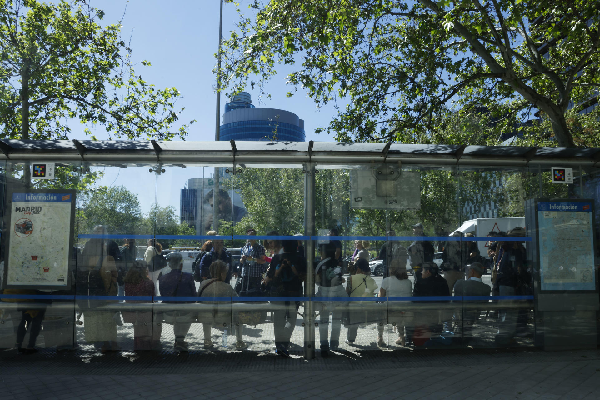 Fotografía de una parada de autobús llena este lunes, durante el apagón en Madrid. EFE/ Blanca Millez