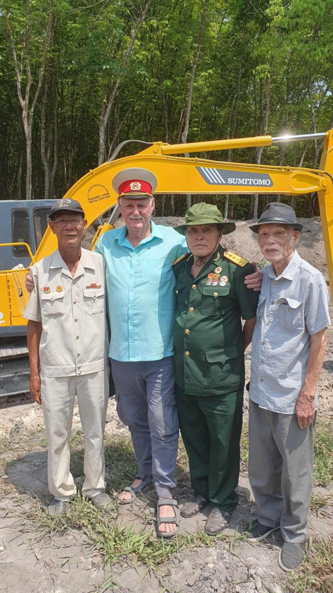 HO CHI MINH, 29/04/2025.-Medio siglo después del fin de la guerra, las autoridades estiman que los cuerpos de 300.000 vietnamitas caídos en combate siguen perdidos o en tumbas anónimas. El veterano australiano John Bryant dedicó el final de su vida a encontrar 42 de esos cadáveres, considerados almas perdidas en la cultura vietnamita. Para Bryant, combatiente en las filas australianas en 1968 como parte de la coalición internacional liderada por Estados Unidos, el conflicto nunca quedó enterrado del todo cuando regresó a Australia. Durante décadas, en su cabeza seguían apareciendo los 42 soldados enemigos que él y sus compañeros enterraron en fosas comunes -dos cráteres de bombas- tras la cruenta batalla de Base Balmoral, en la sureña provincia de Binh Duong.-EFE/ Nhu Tran ***SOLO USO EDITORIAL/SOLO DISPONIBLE PARA ILUSTRAR LA NOTICIA QUE ACOMPAÑA (CRÉDITO OBLIGATORIO)***