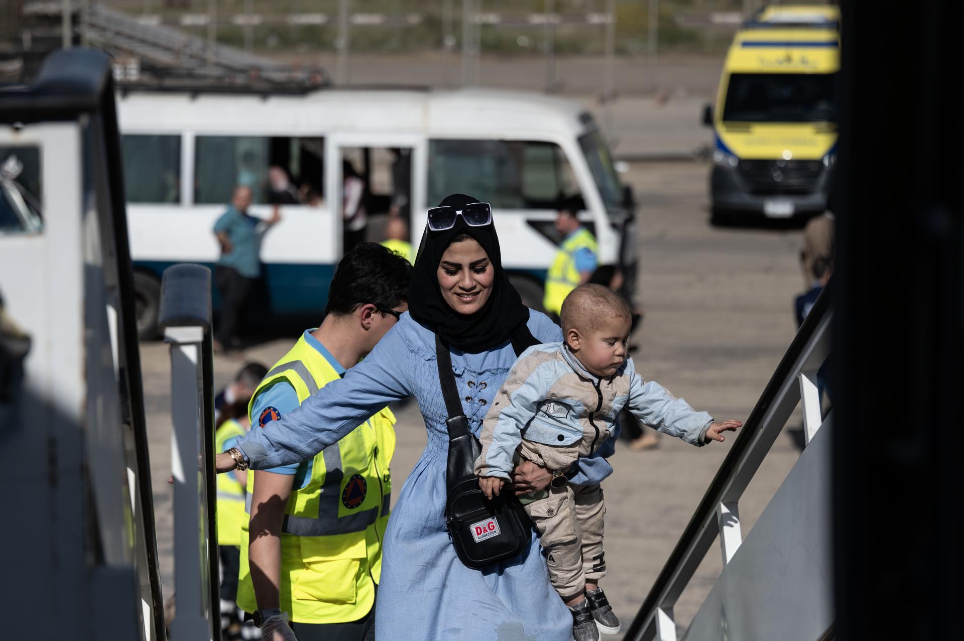 Niños palestinos enfermos abordan un avión mientras son transferidos de El Cairo a España en la Base Aérea del Este de El Cairo, Egipto, 02 de abril de 2025. La Embajada de España en El Cairo coordinó la evacuación de 13 niños palestinos enfermos y sus familiares a España para tratamiento médico en medio de la guerra en Gaza. (Egipto, España) EFE/EPA/MOHAMED HOSSAM