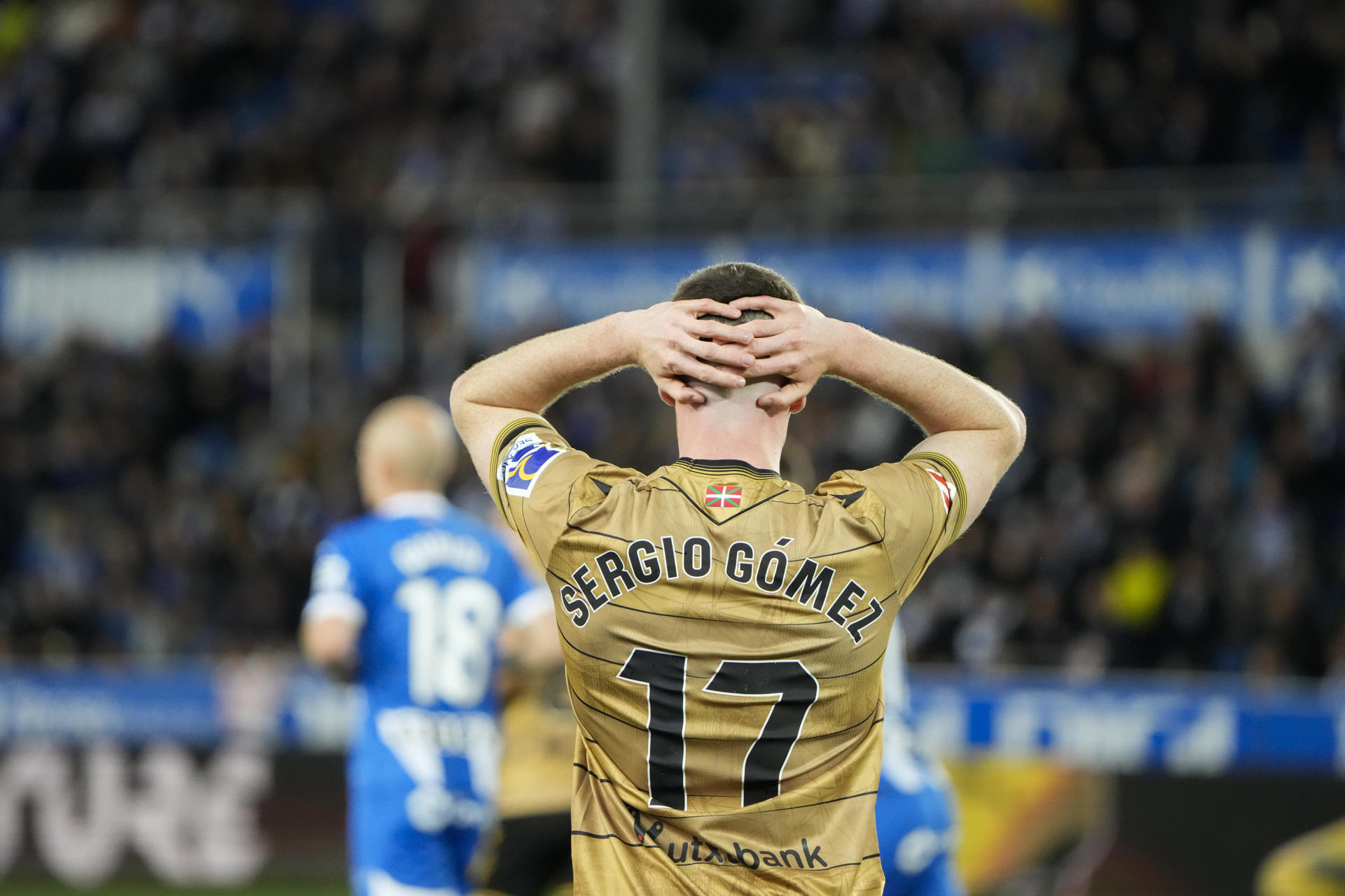 El delantero de la Real Sociedad, Sergio Gómez, se lamenta de una ocasión fallada durante el encuentro correspondiente a la jornada 33 de Laliga EA Sports que disputan hoy miércoles Alavés y Real Sociedad en el estadio de Mendizorrotza, en Vitoria. EFE / ADRIAN RUIZ HIERRO.