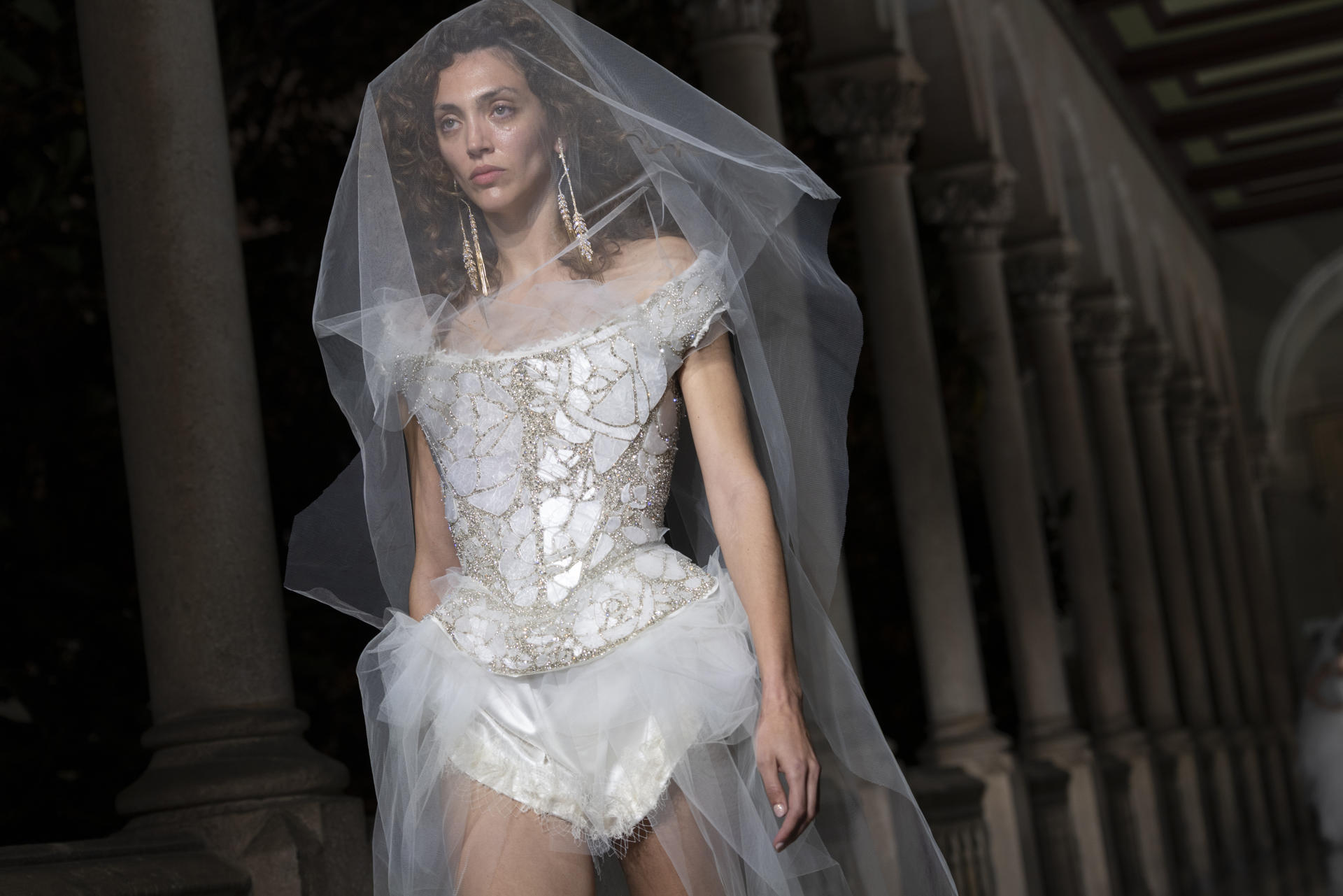 La histórica firma británica de la desaparecida Vivienne Westwood es la invitada de la Barcelona Bridal Night para presentar su colección nupcial 2026 en una pasarela inusual, el claustro de la Universidad de Barcelona. EFE/Marta Pérez