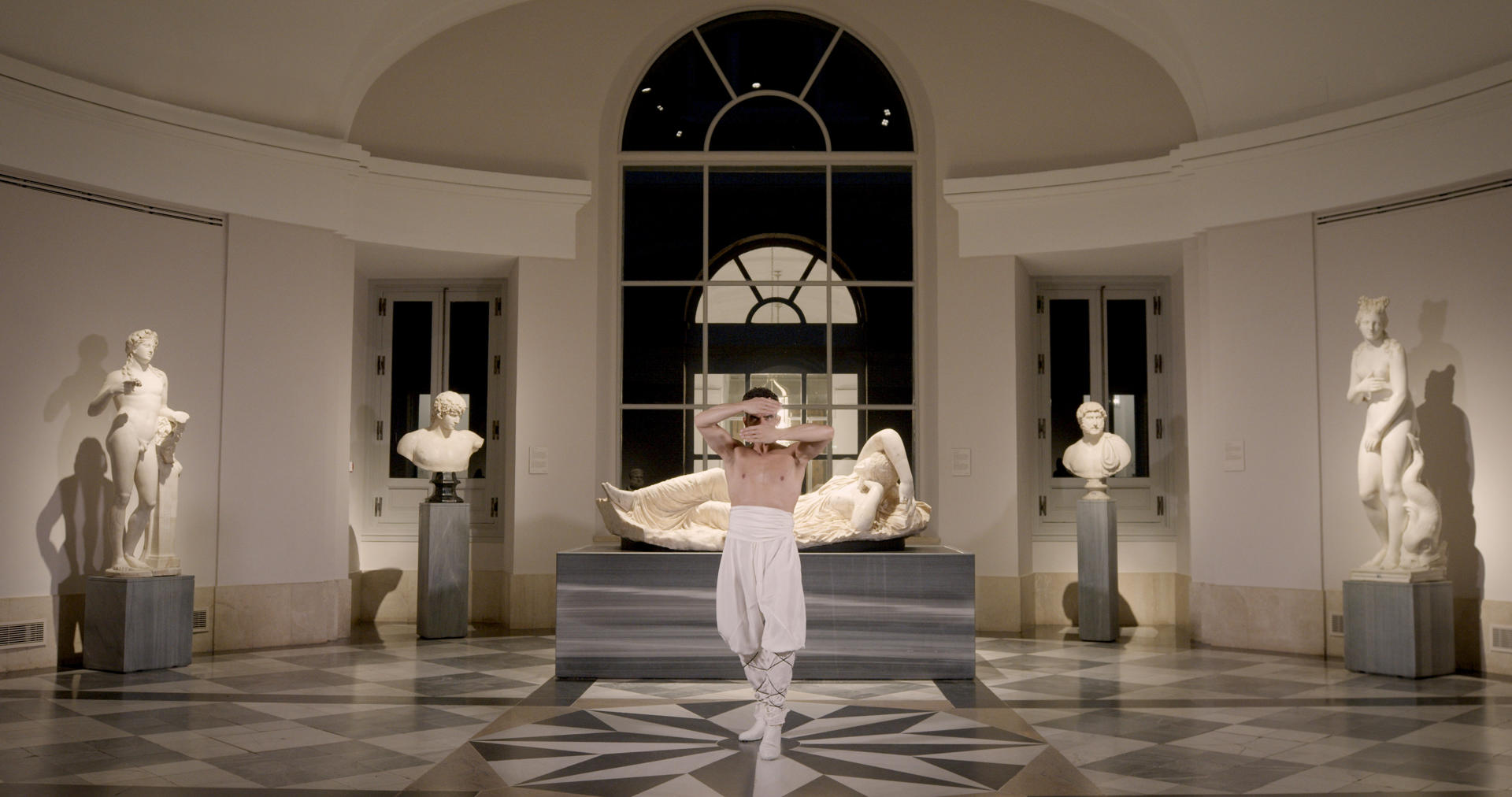 Antonio Najarro bailando entre las esculturas clásicas del Museo del Prado con motivo del Día Internacional de la Danza. Cedida por el Museo del Prado. EFE