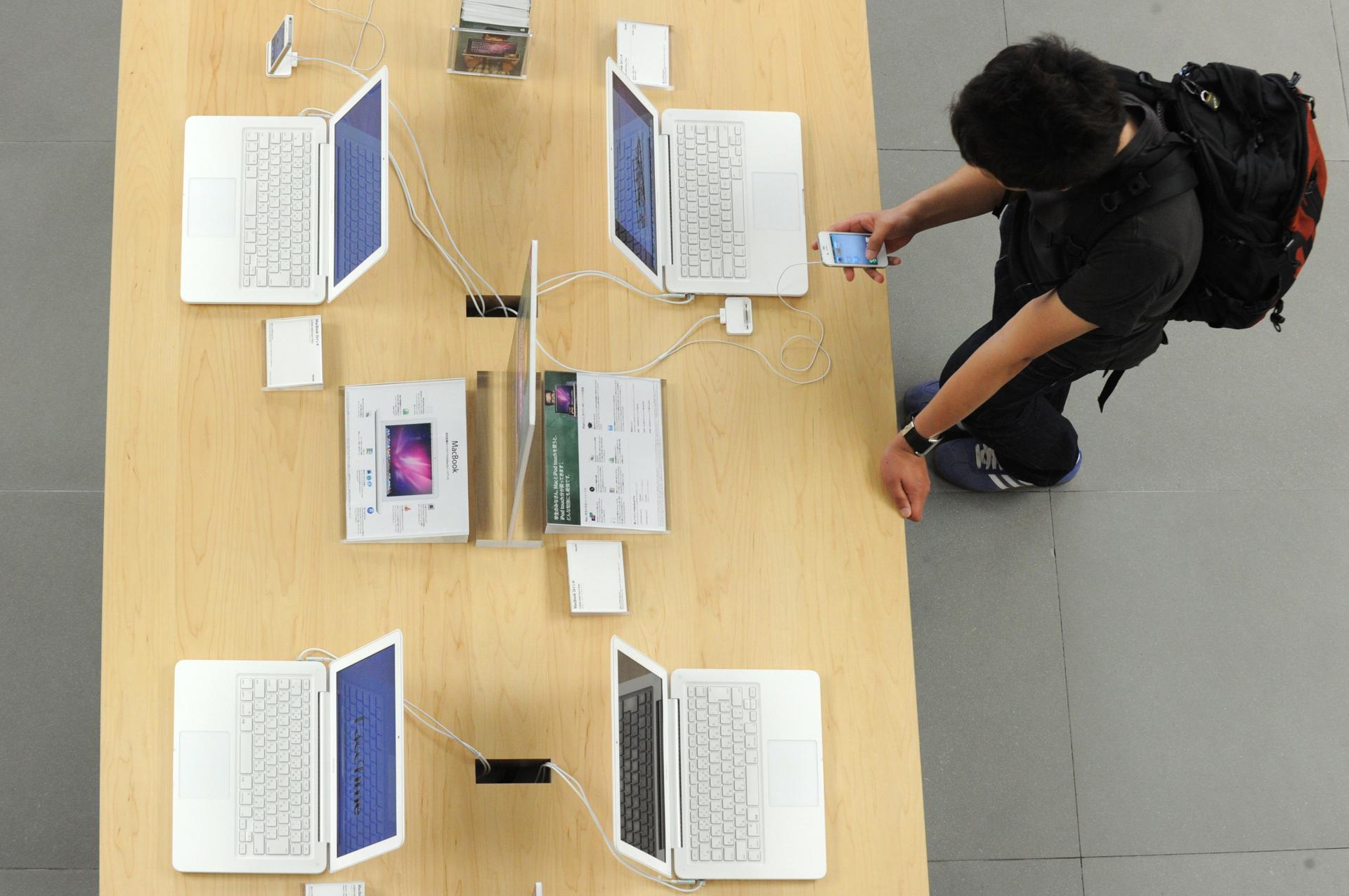 Imagen de un cliente en una tienda de Apple. EFE/EVERETT KENNEDY BROWN