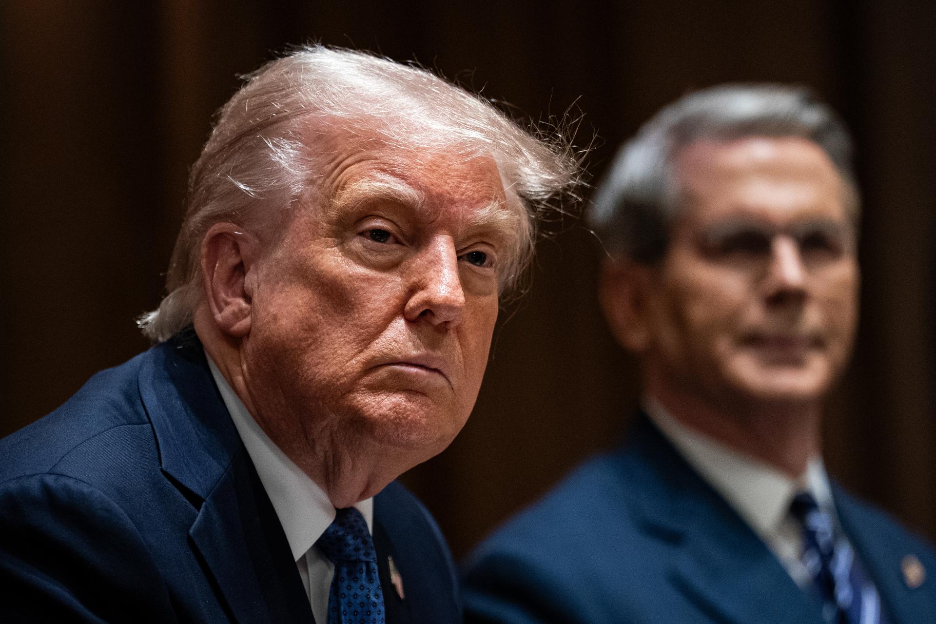 El presidente de EE.UU., Donald Trump (i), y Scott Bessent (d), secretario del Tesoro de EE.UU., durante un almuerzo con el primer ministro de Noruega, Jonas Gahr Støre, en la sala del gabinete de la Casa Blanca en Washington. EFE/AL DRAGO