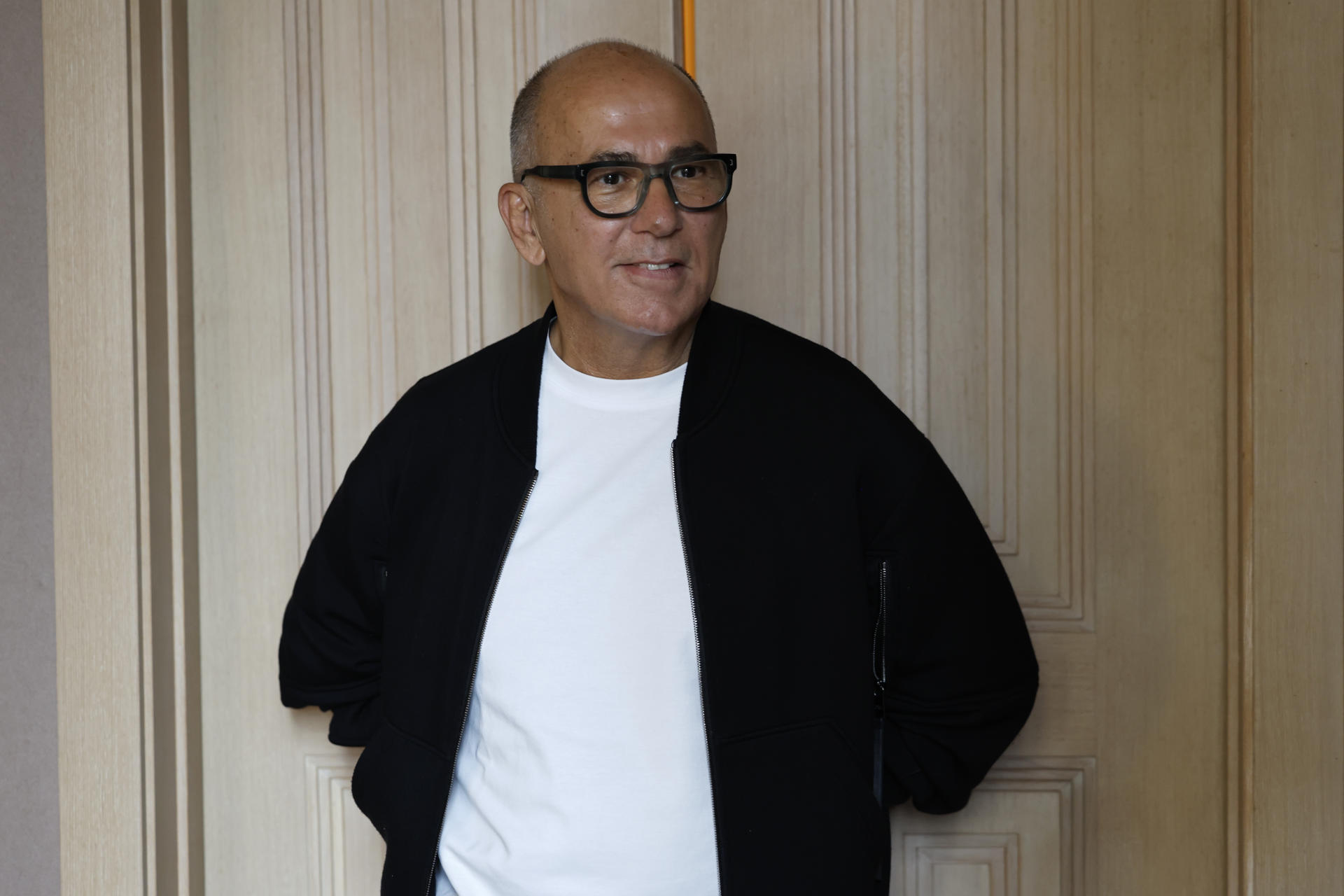 El director italoturco Ferzan Özpetek habla en un entrevista con EFE de 'Diamanti', una película metacinematográfica de mujeres y de sororidad entre ellas, en el ambiente de una sastrería de la década de 1970 en Roma, que presenta en el BCN Film. EFE/ Toni Albir