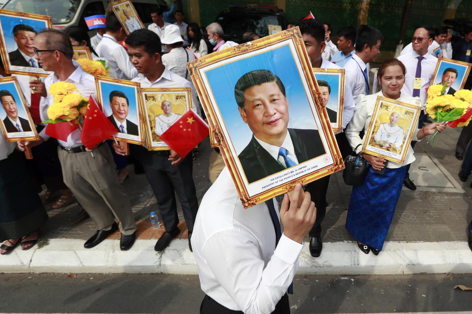 PHNOM PENH (Cambodia), 17/04/2025.- People hold portraits of Chinese President Xi Jinping at the Royal Palace in Phnom Penh, Cambodia, 17 April 2025. Xi is in Cambodia for a two-day state visit from 17 to 18 April 2025. (Camboya) EFE/EPA/KITH SEREY

