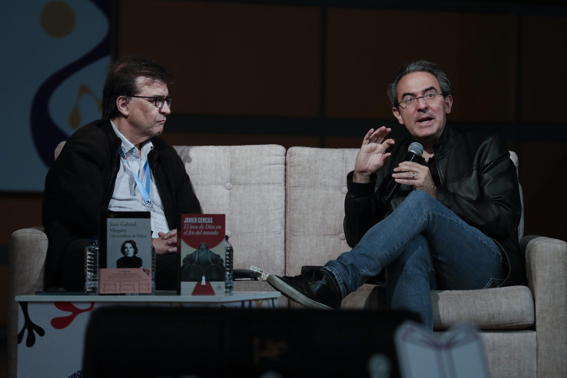 Los escritores Javier Cercas de España (i) y el colombiano Juan Gabriel Vásquez (d) hablan durante la charla: 'Los usos de la ficción' este 29 de abril de 2025, en la XXXVII Feria Internacional del Libro de Bogotá (FilBo) en Bogotá (Colombia). EFE/ Carlos Ortega
