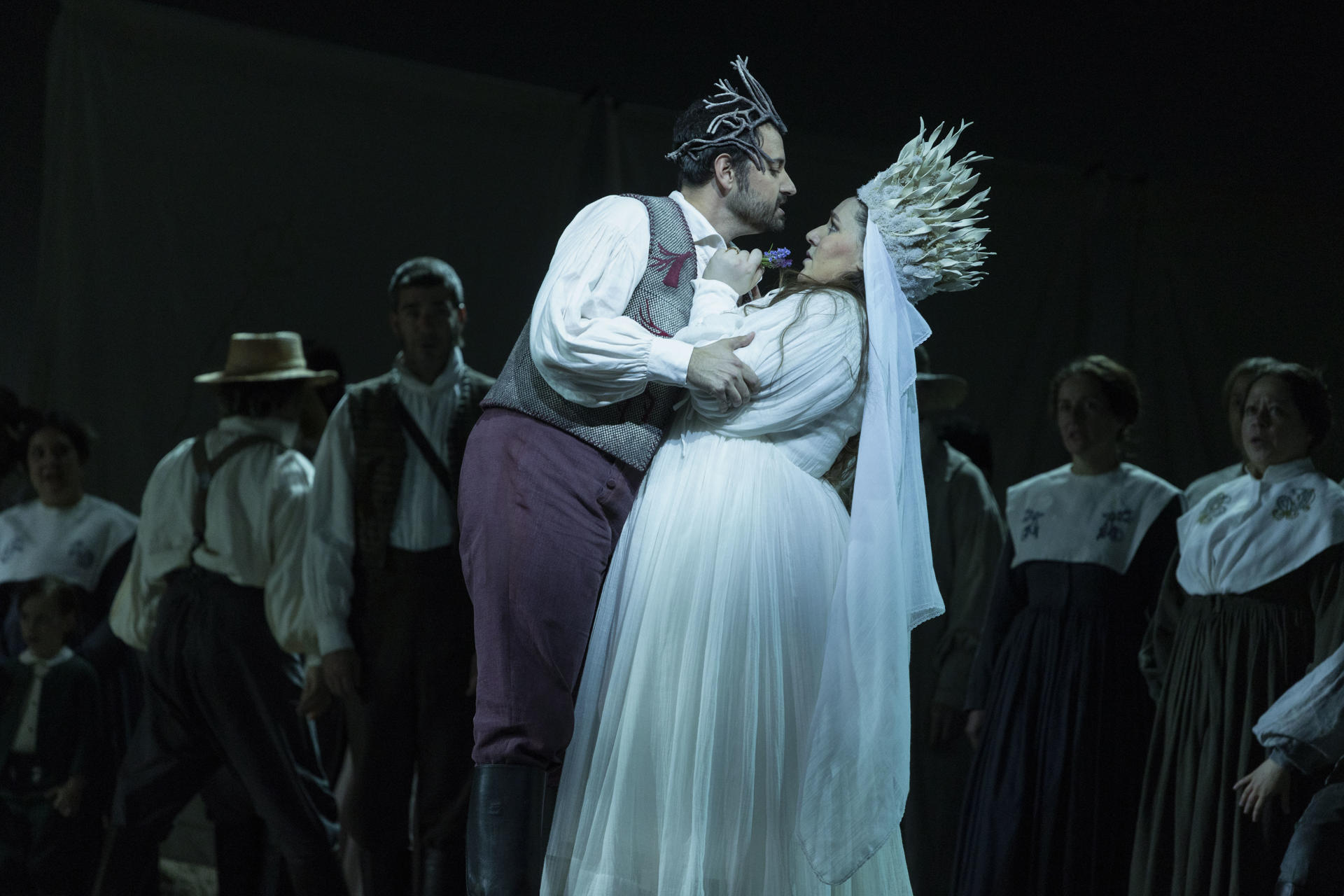 El Gran Teatre del Liceu presenta la ópera 'La sonnambula' de Vincenzo Bellini, una producción bajo la dirección escénica de Bárbara Lluch y que protagonizan la soprano norteamericana Nadine Sierra y el tenor vasco Xabier Anduaga. EFE/Marta Pérez
