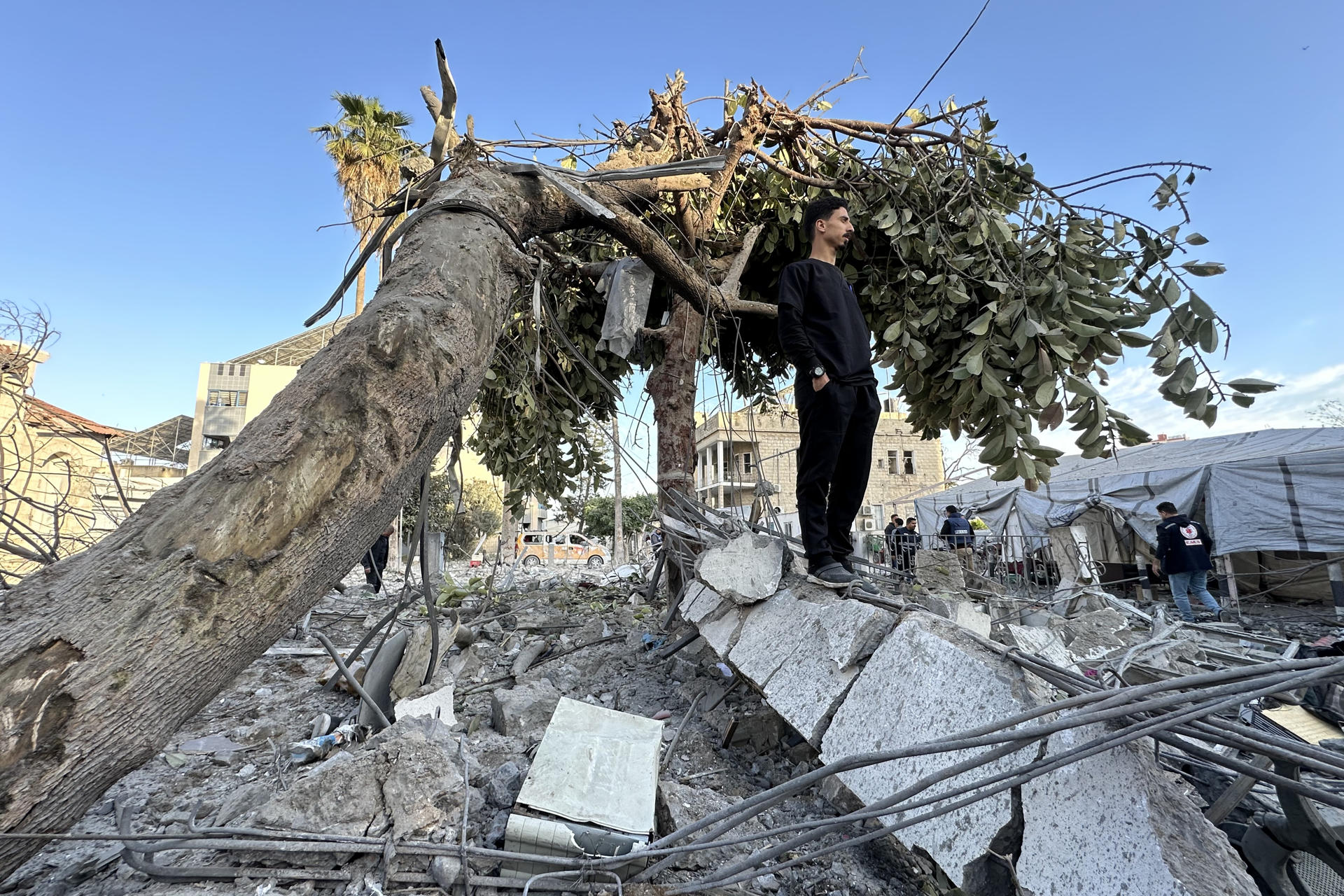La Oficina de Información de Gaza informó que las fuerzas israelíes bombardearon la noche de este sábado el hospital Al Ahli, también conocido como Hospital Bautista, mientras que varios medios de comunicación registraron el ataque y señalaron que hay daños severos. EFE/ Ahmad Awad