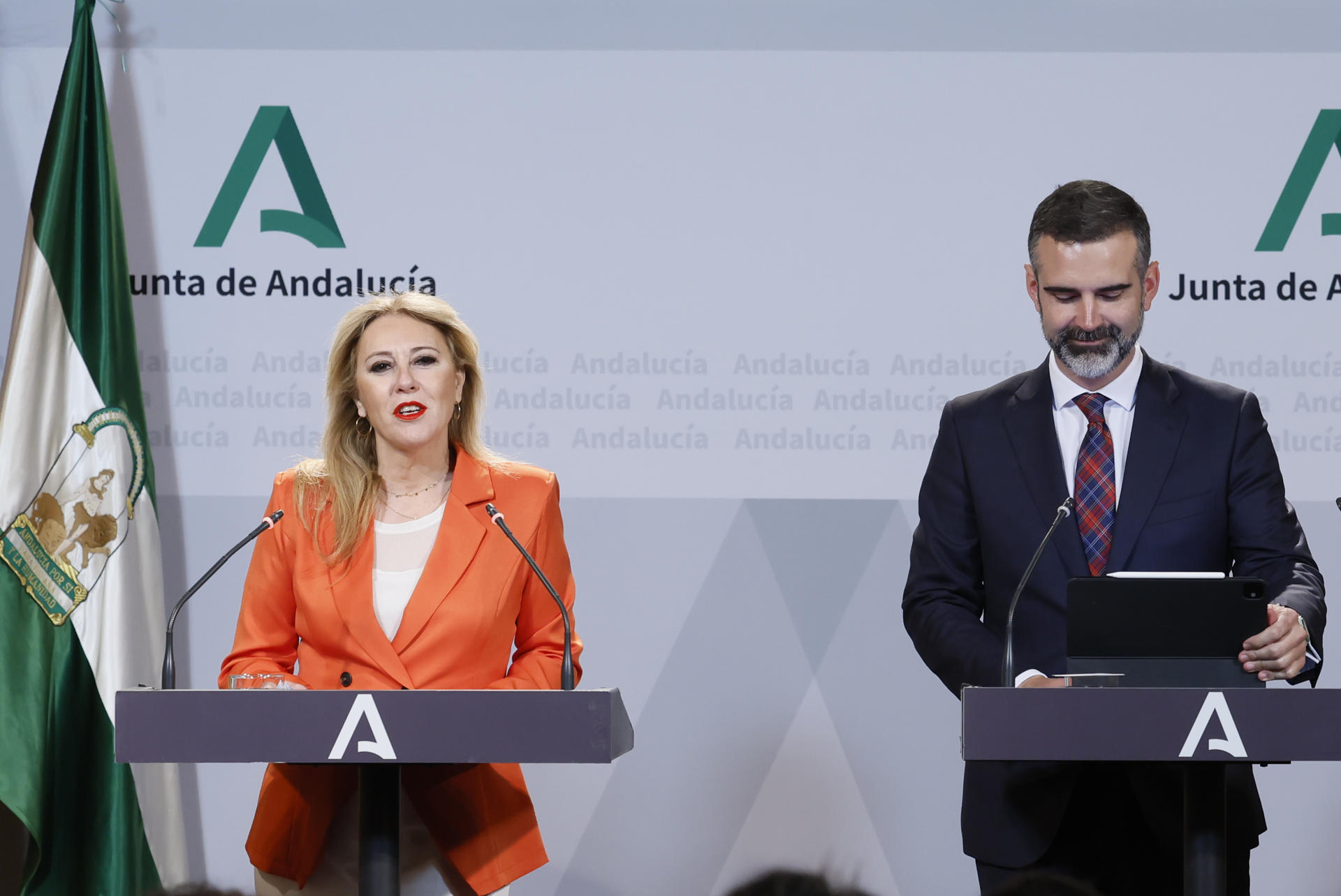 La consejera de Economía y Hacienda y portavoz Gobierno, Carolina España, junto al consejero de Agricultura, Ramón Fernández Pacheco, durante la rueda de prensa ofrecida tras la reunión del Consejo de Gobierno, este miércoles. EFE/ José Manuel Vidal