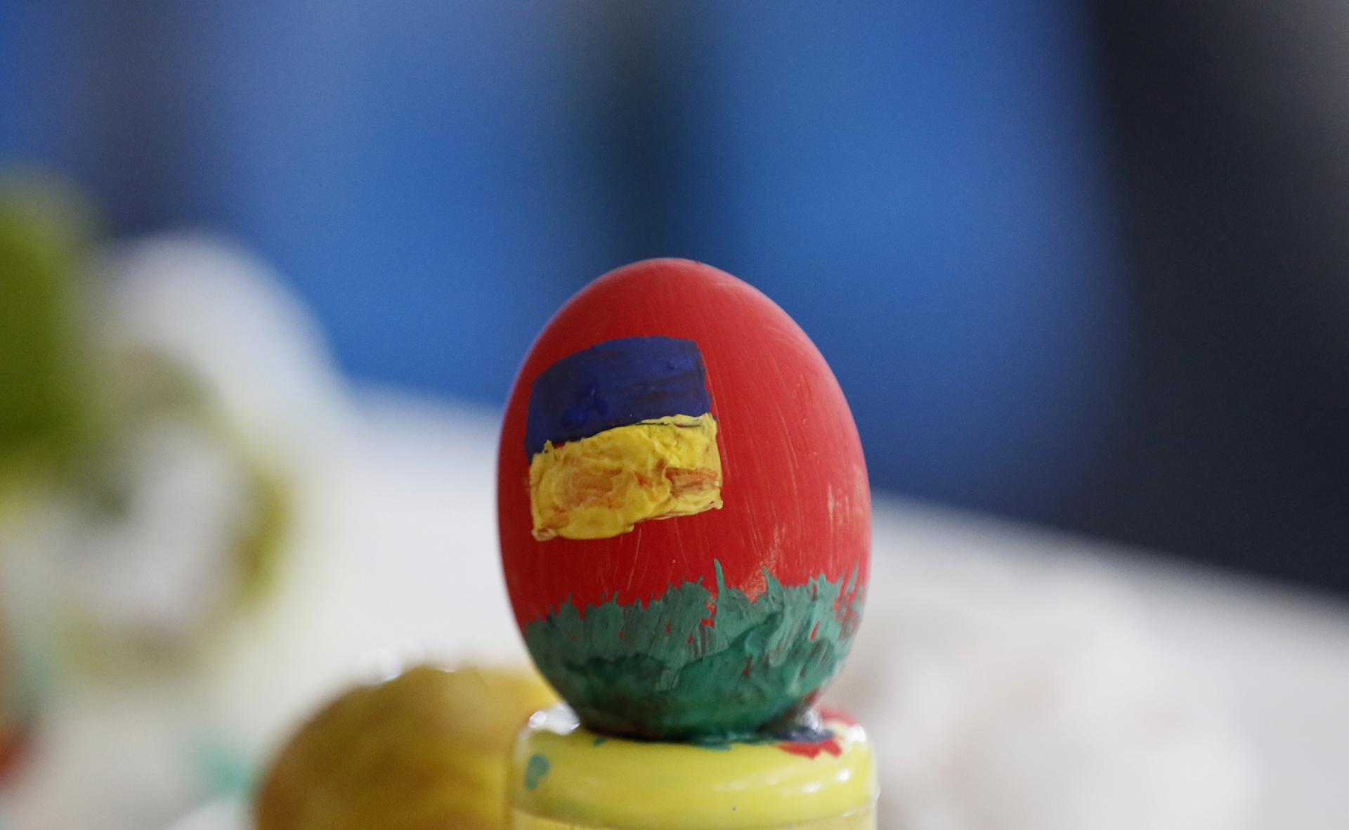 Foto archivo Rumania. Decorar o pintar huevos de Pascua es una costumbre muy extendida entre los creyentes ortodoxos orientales, y la pintura comienza el Jueves Santo. EFE/EPA/ROBERT GHEMENT