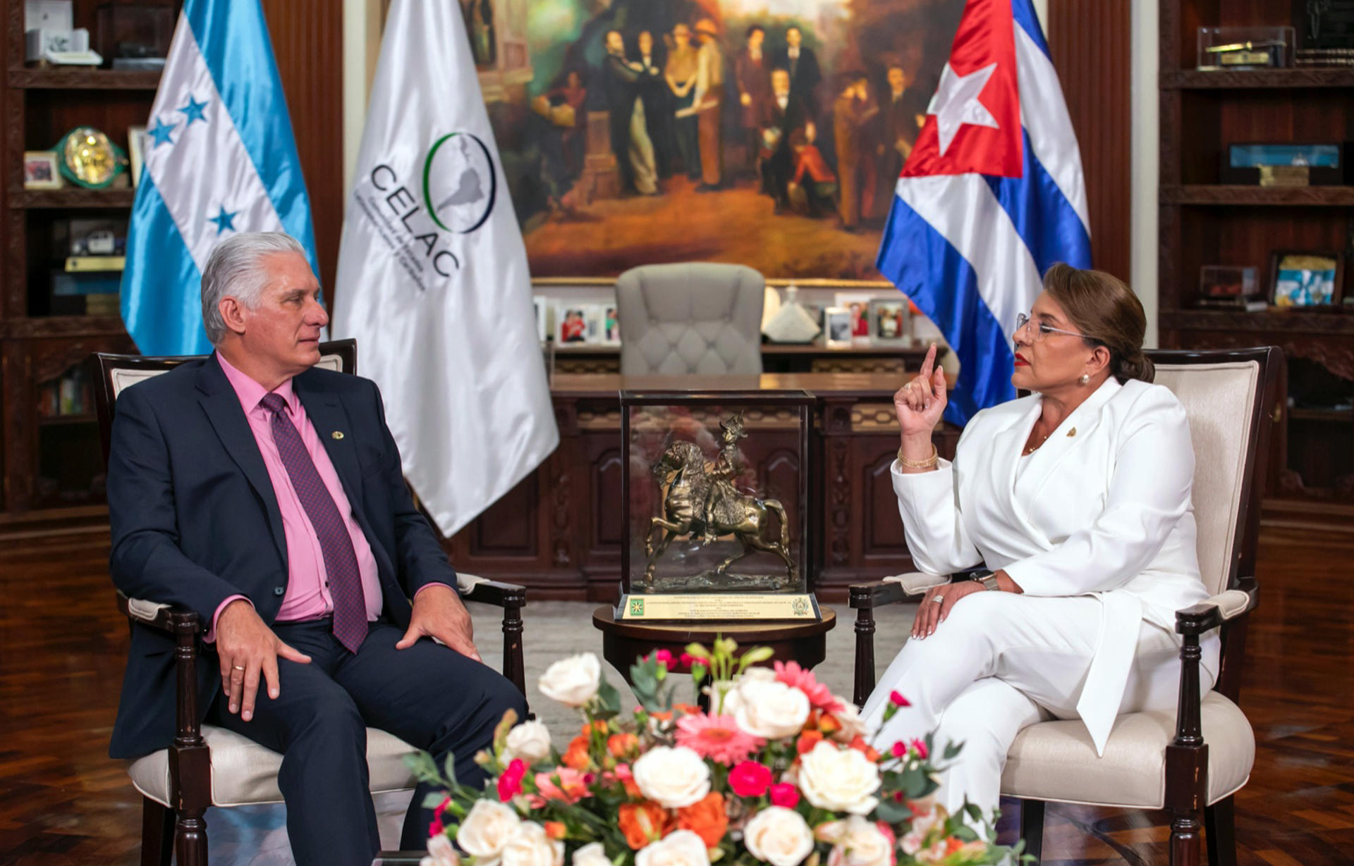Fotografía cedida por la Presidencia de Honduras de la presidenta de Honduras, Xiomara Castro (d), junto al presidente de Cuba, Miguel Díaz-Canel, previo a la IX Cumbre de la Comunidad de Estados Latinoamericanos y Caribeños (Celac), este miércoles, en Tegucigalpa (Honduras). EFE/ Alejandro Azcuy / Presidencia de Honduras