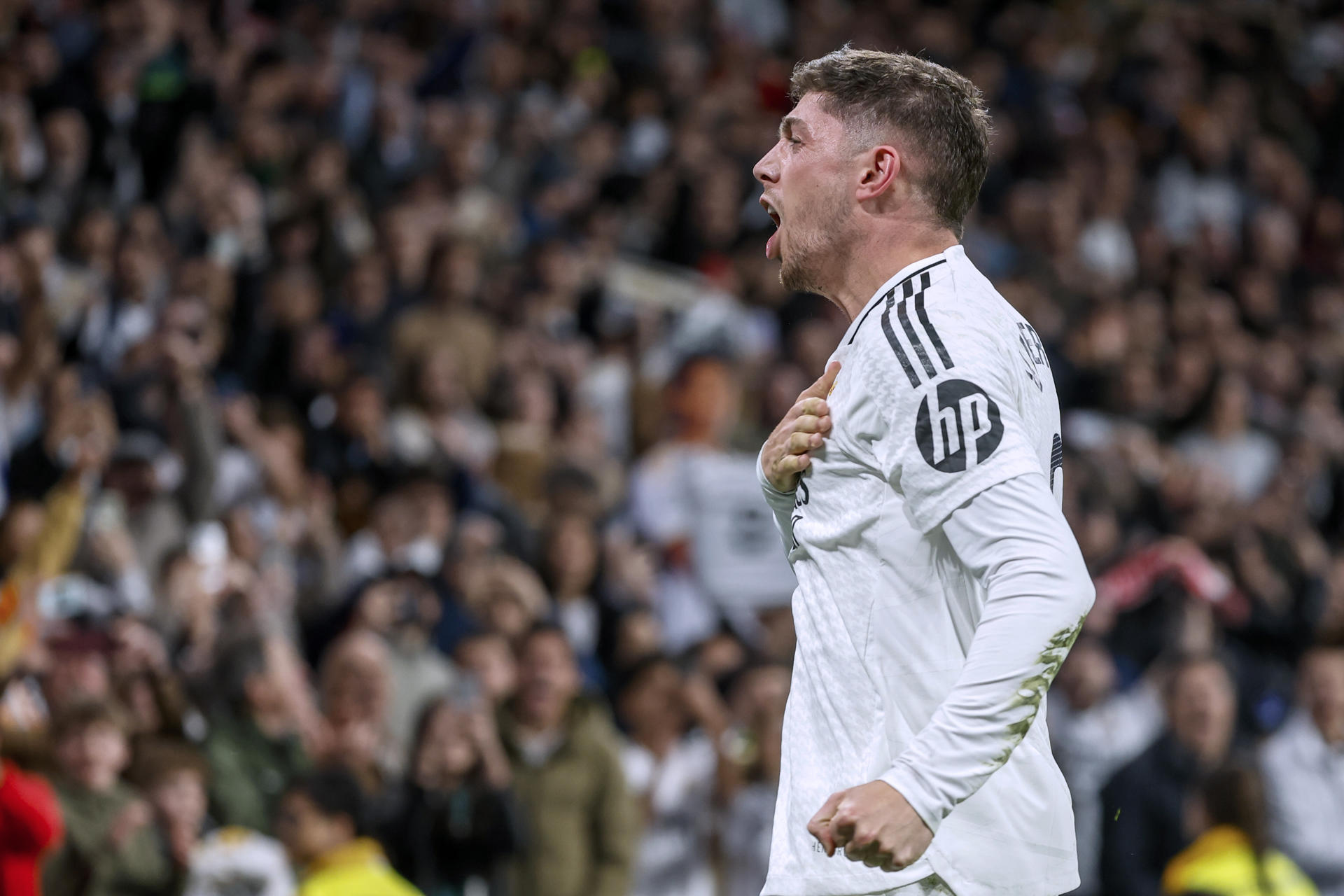 El defensa del Real Madrid Federico Valverde celebra su gol ante el Athletic, en el partido de la jornada 32 de LaLiga que Real Madrid y Athletic Club de Bilbao. EFE/Chema Moya