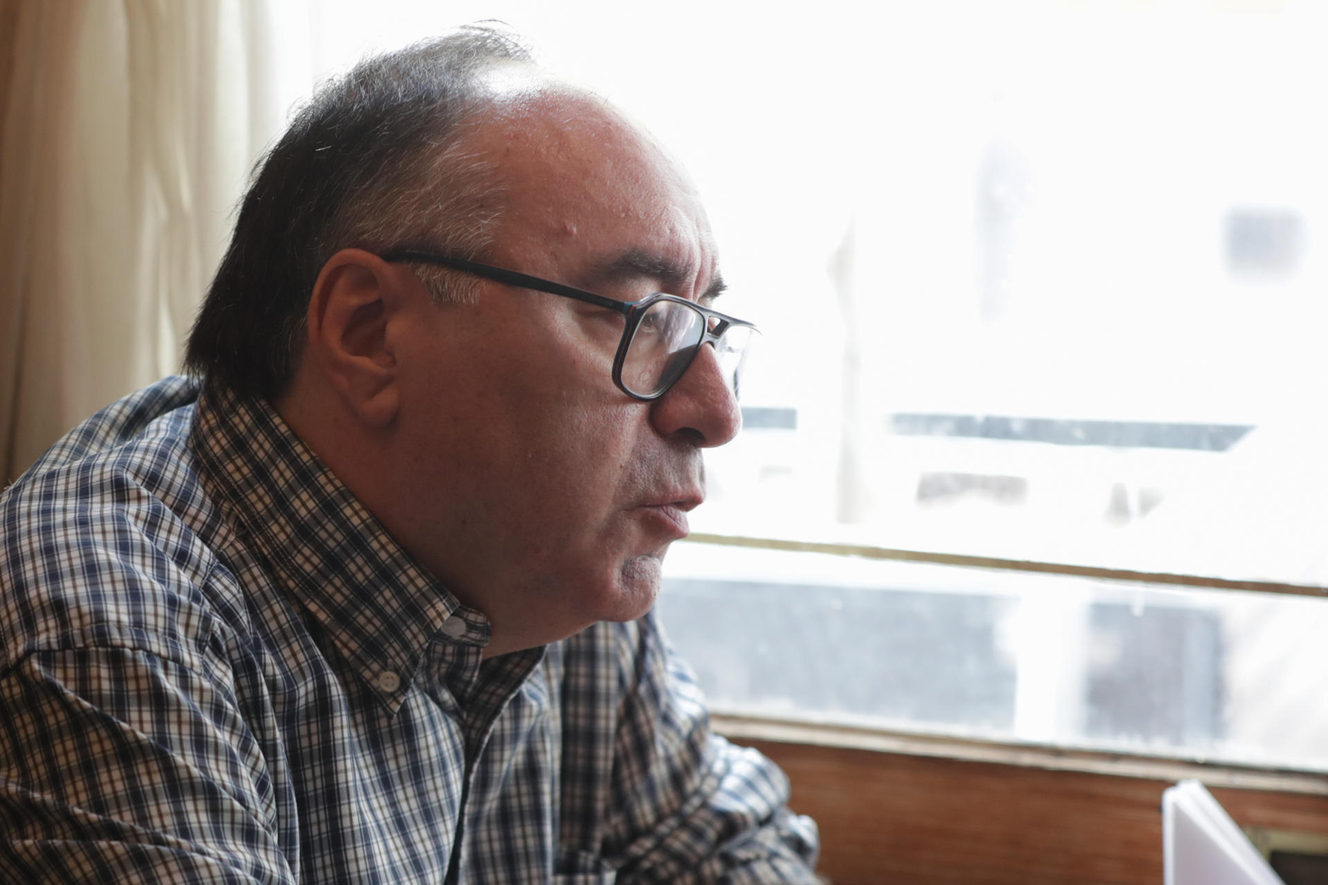 El periodista uruguayo Roberto López Belloso habla durante una entrevista con EFE este miércoles, en el Café Brasilero en Montevideo (Uruguay). EFE/ Diana Illa