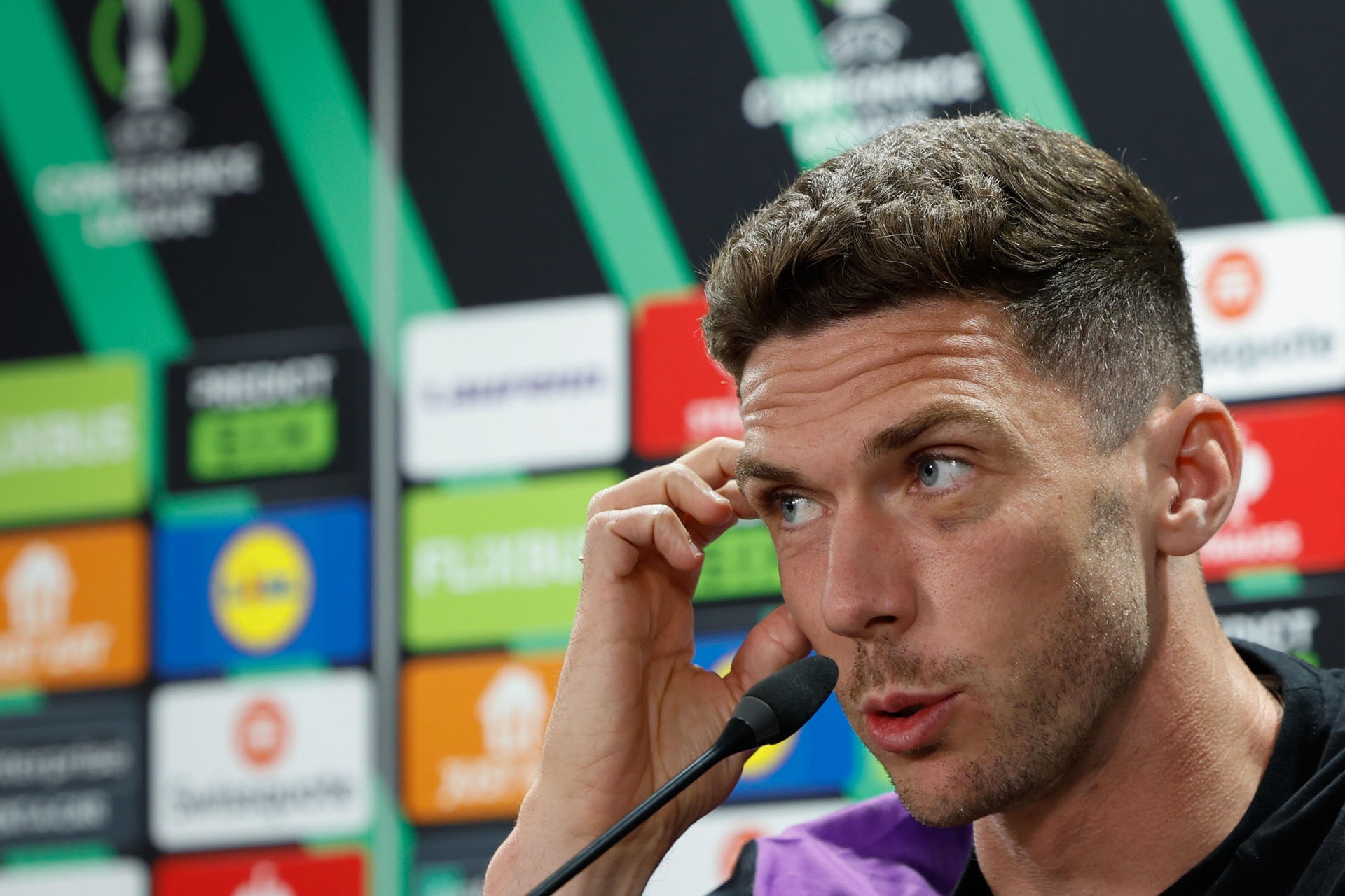 El centrocampista alemán del Fiorentina Robin Gosens durante la rueda de prensa en la víspera del partido de ida de semifinales de la Liga Conferencia entre el Betis y el Fiorentina, este miércoles en Sevilla. EFE/ Julio Muñoz