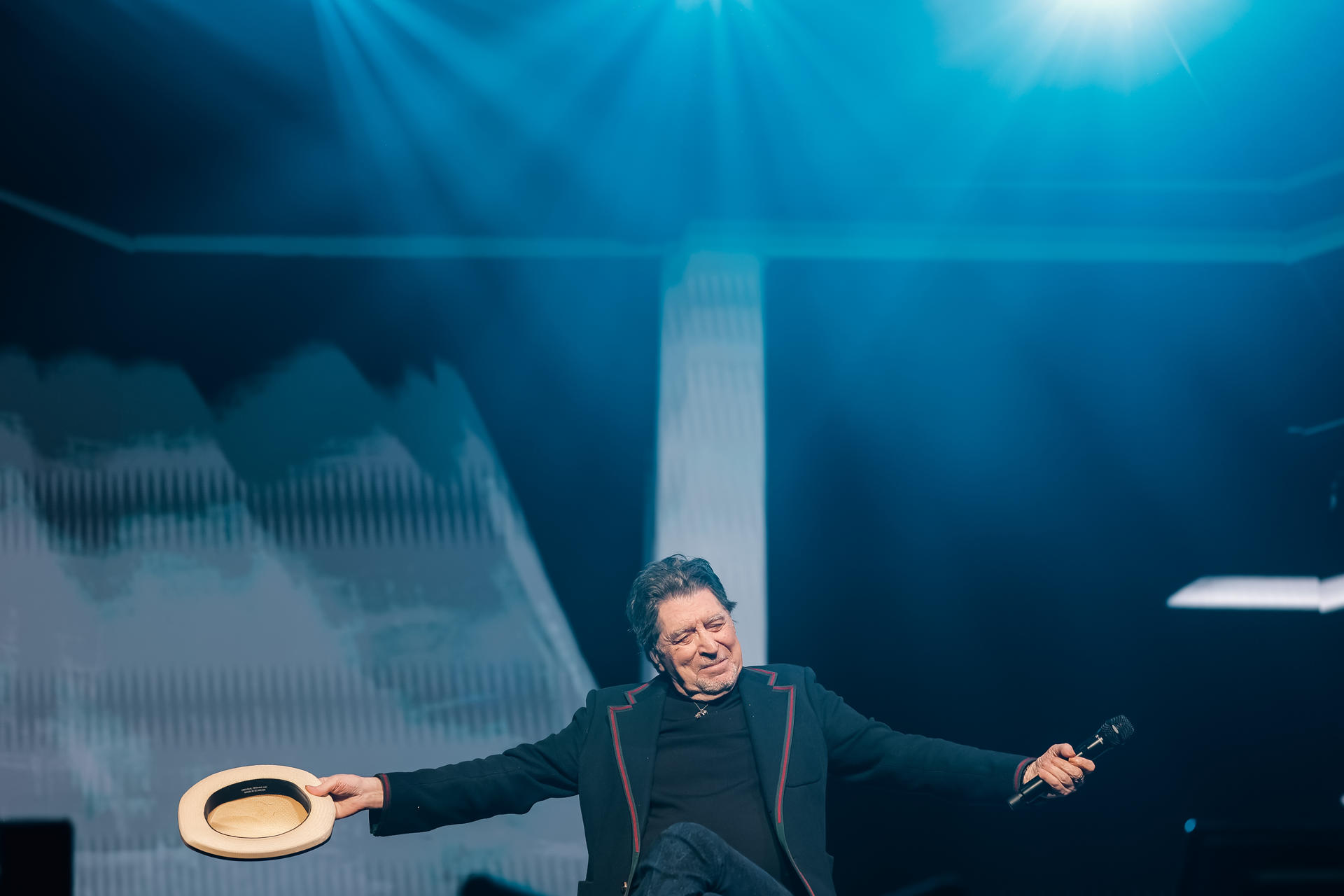 El cantante español Joaquín Sabina se presenta en un concierto este viernes, en el Movistar Arena de Buenos Aires (Argentina). EFE/ Juan Ignacio Roncoroni