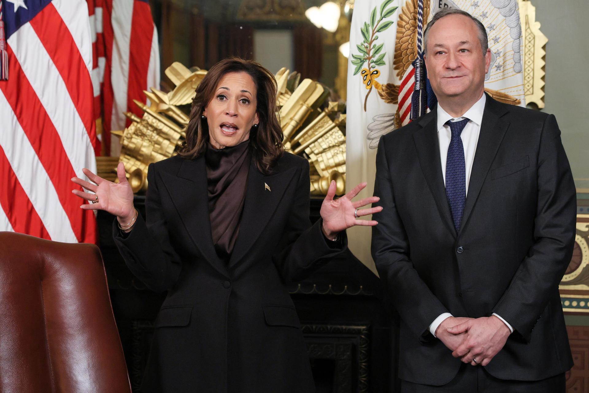 Foto de archivo de la exvicepresidenta de EE.UU. Kamala Harris y su esposo Doug Emhoff. EFE/JEMAL COUNTESS / POOL