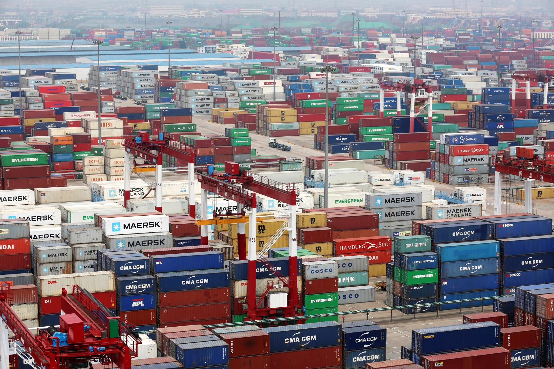 Foto de archivo de una multitud de contenedores en el puerto de exportaciones. EFE/ Wu Hong