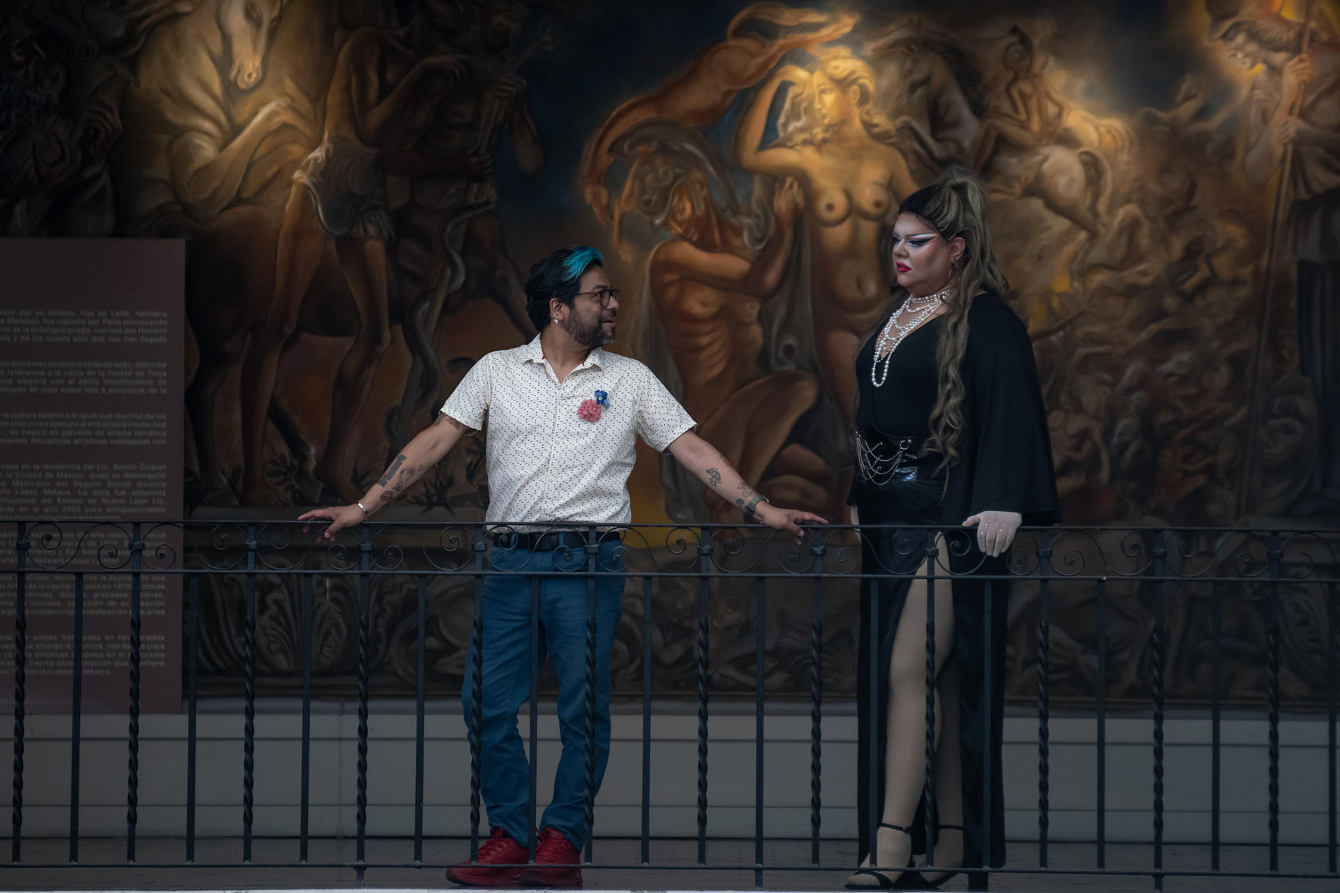 El presidente del colectivo de Ars Queer, Roberto Santana (i), acompañado de la Drag Queen, Rishelle (d), posan este viernes (ayer), al termino de una entrevista con EFE, en la ciudad de Monterrey, en Nuevo León (México). EFE/Miguel Sierra