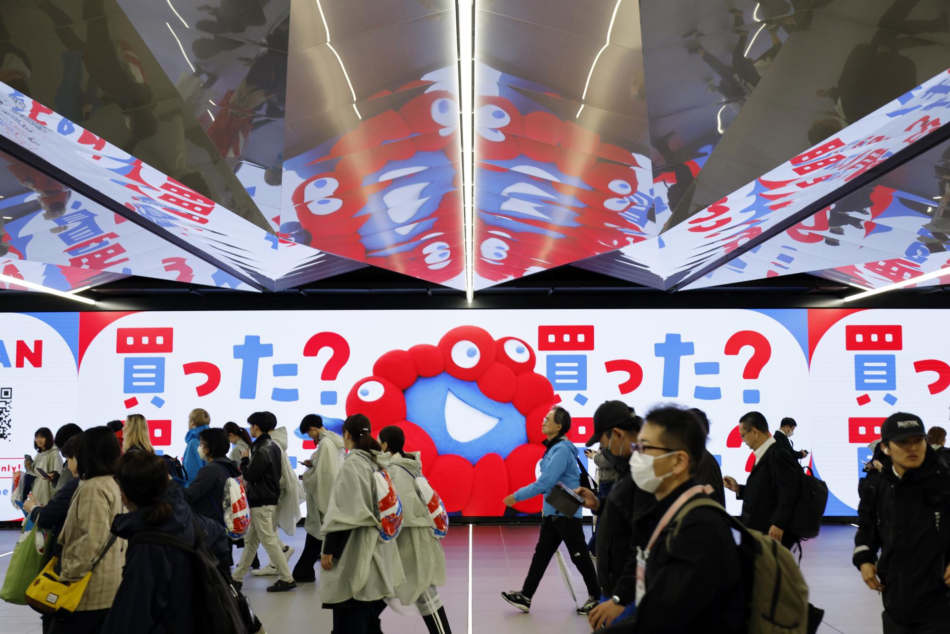 Decenas de visitantes a su ingreso este domingo, 13 de abril, a la Exposición Universal de Osaka, tras su apertura al público, en Osaka (Japón) EFE/Franck Robichon