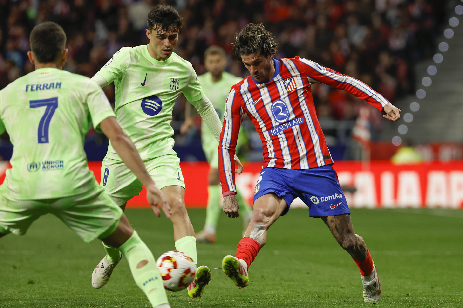 El centrocampista argentino del Atlético de Madrid Rodrigo de Paul (d), disputa el balón ante el centrocampista del FC Barcelona Pedri, durante la vuelta de las semifinales de la Copa el pasado miércoles. EFE / Chema Moya.