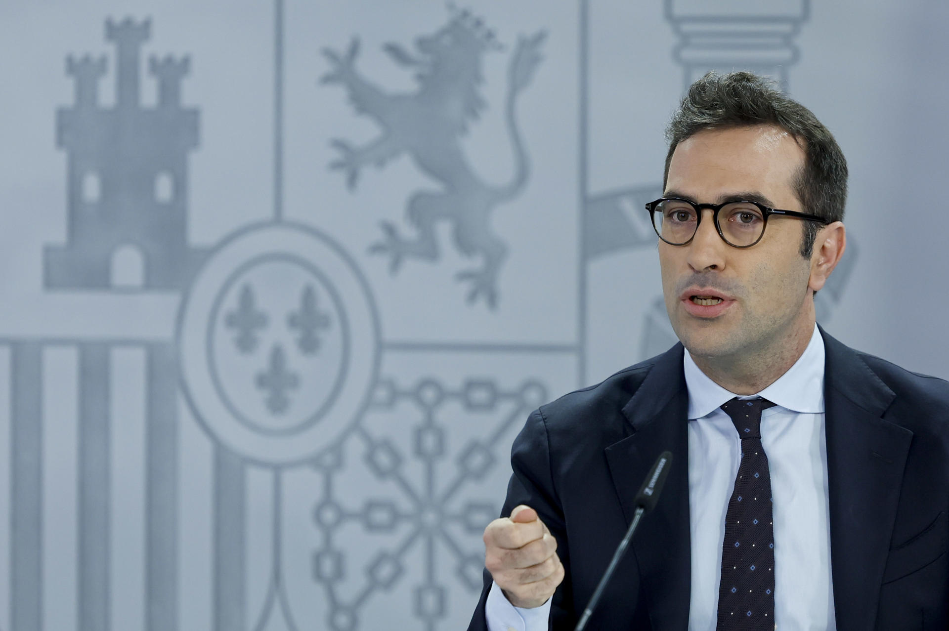 El titular de Economía, Comercio y Empresa, Carlos Cuerpo, ofrece una rueda de prensa al término de la reunión del Consejo de Ministros este miércoles en el palacio de la Moncloa en Madrid. EFE/Mariscal