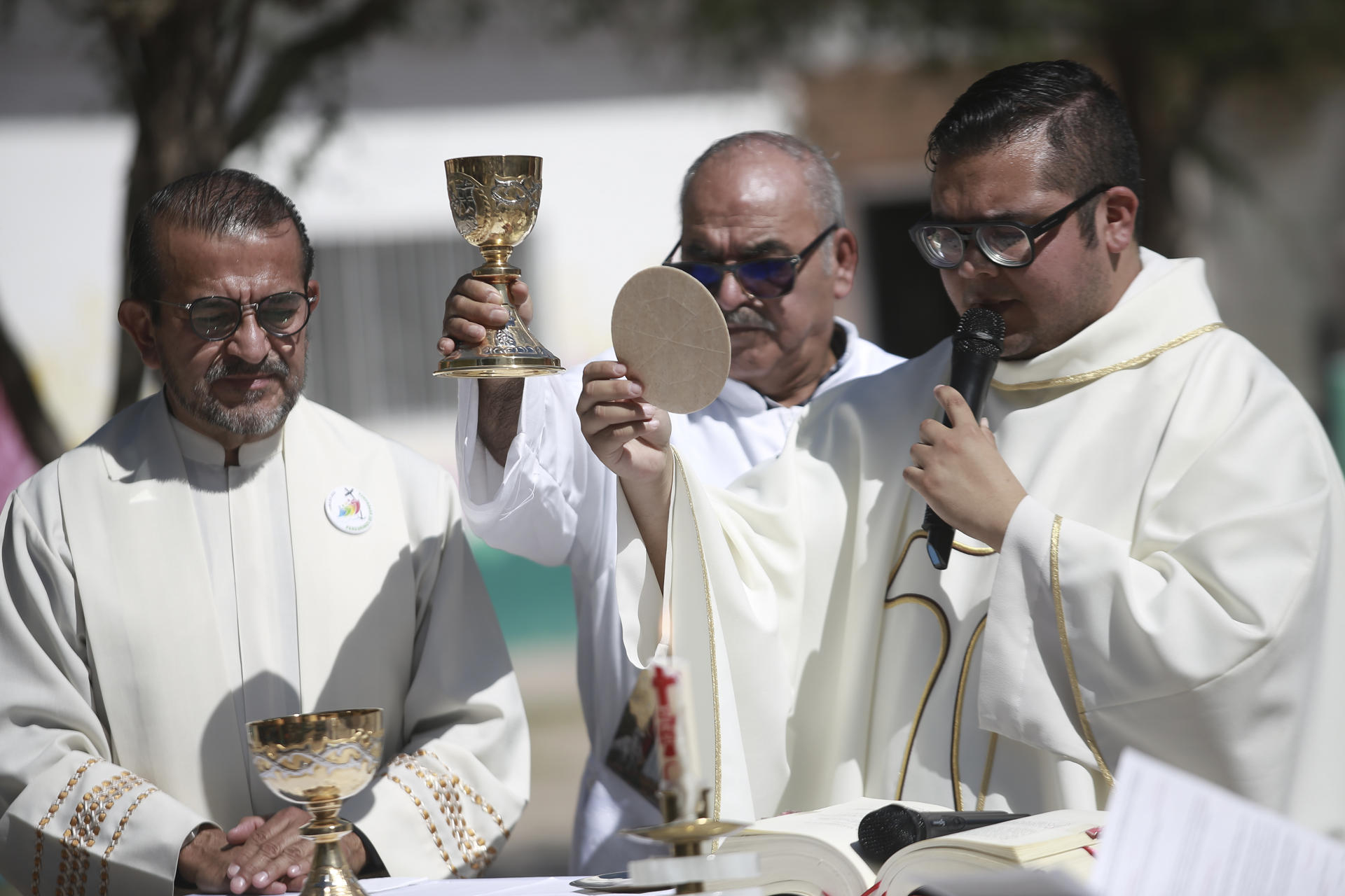 El padre Francisco Javier Bueno Guillén oficia una misa en honor al papa Francisco este martes, en la Casa del Migrante de Ciudad Juárez (México). EFE/ Luis Torres