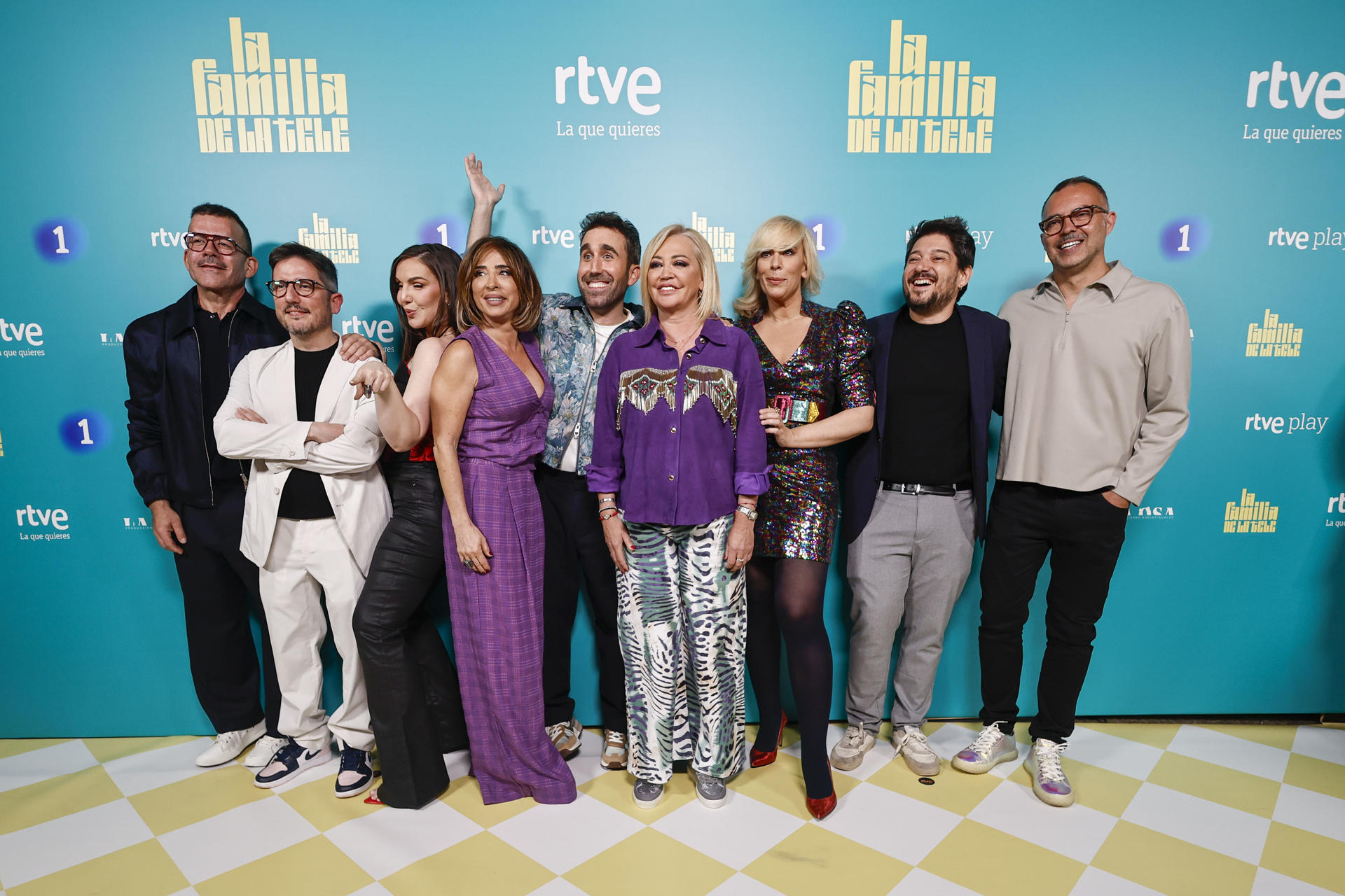 Equipo de 'La familia de la tele'. EFE/ Sergio Pérez