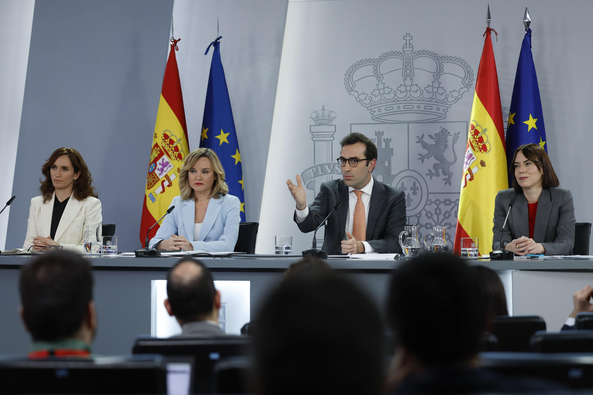 Los ministros de Sanidad, Mónica García; la ministra de Educación, Formación Profesional y Deportes y portavoz del Gobierno, Pilar Alegría; el ministro de Economía, Carlos Cuerpo, y la ministra de Ciencia, Innovación y Universidades, Diana Morant, durante la rueda posterior a la reunión del Consejo de Ministros en el complejo del Palacio de la Moncloa, este martes. EFE/ Juan Carlos Hidalgo