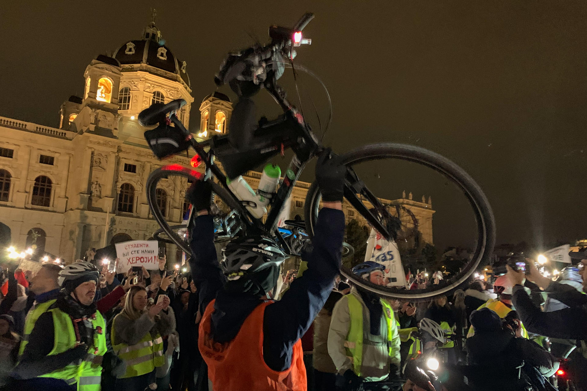 Los universitarios serbios que marchan en bicicleta hacia Estasburgo para denunciar lo que consideran autoritarismo y corrupción del Gobierno de su país han hecho eoscala este martes en Viena, a mitad de camino en su ruta de 1.300 kilómetros. EFE/ Olatz Castrillo
