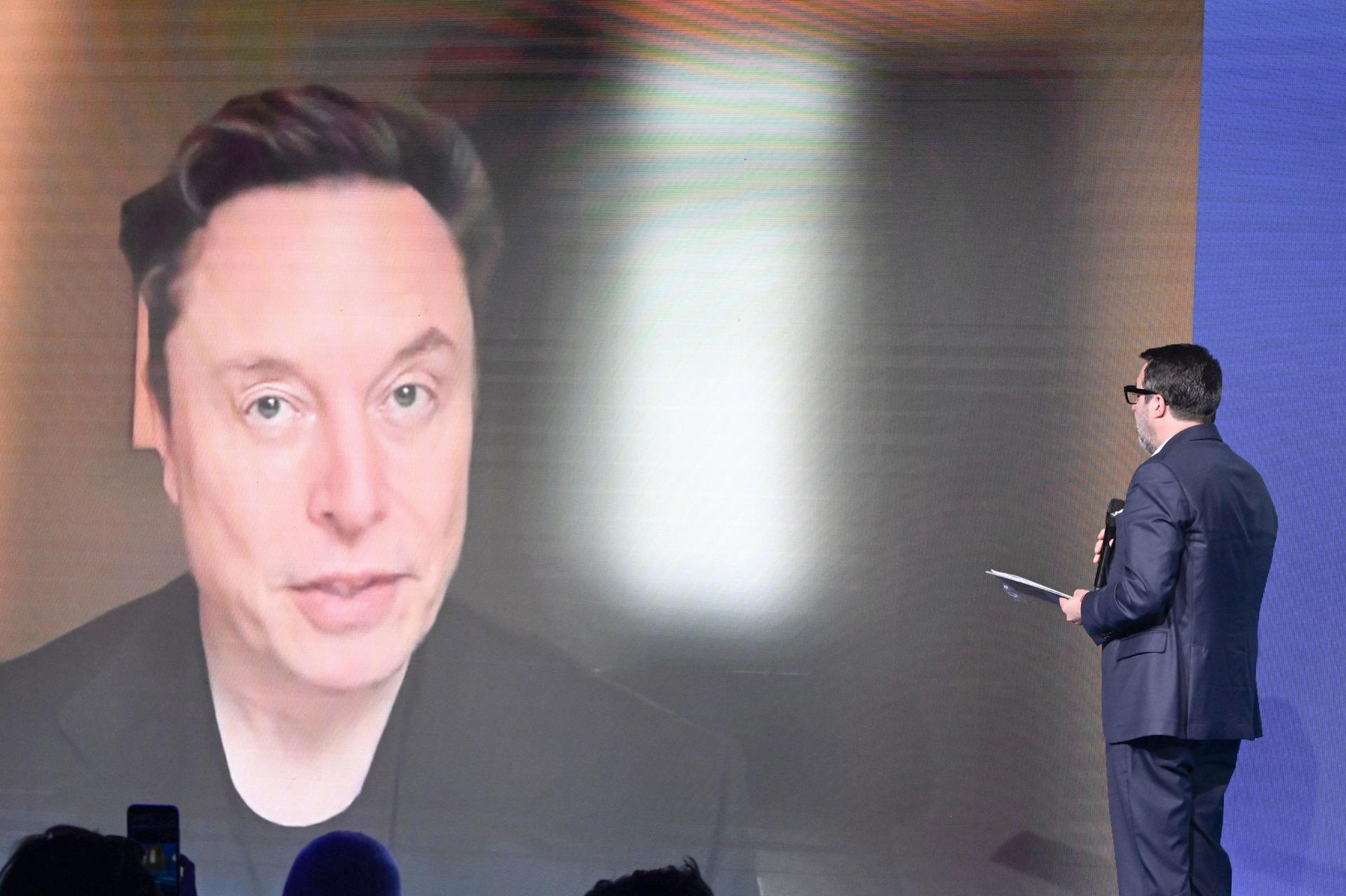 Elon Musk, quien dirige el Departamento de Eficiencia Gubernamental de Estados Unidos (DOGE), durante una videoconferencia en un acto del partido italiano Liga. EFE/CLAUDIO GIOVANNINI
