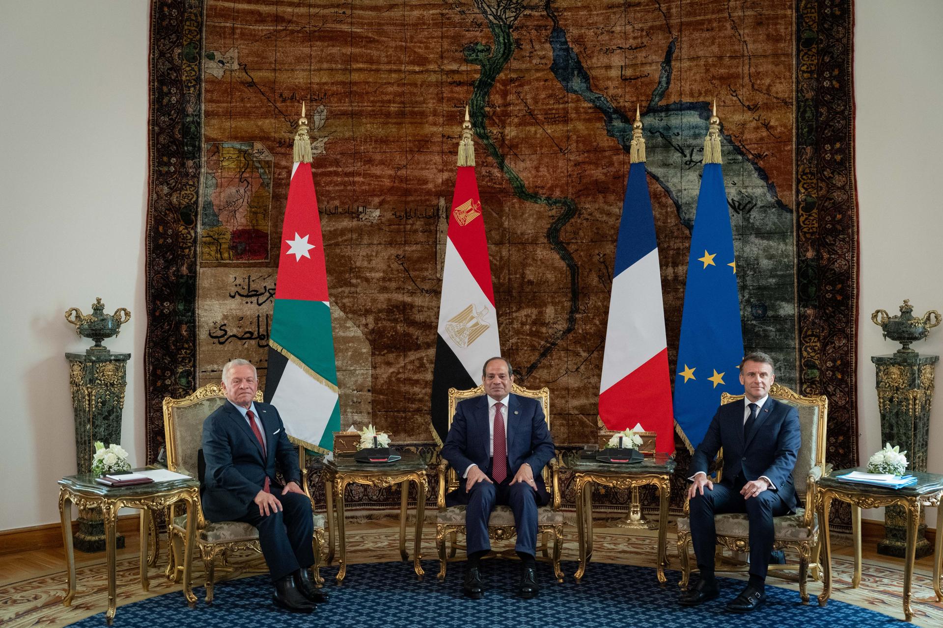 Una foto proporcionada por la Corte Real Hashemita muestra al presidente egipcio Abdel Fattah El-Sisi (C) albergando una cumbre trilateral sobre Gaza con el rey Abdullah II de Jordania (L) y el presidente francés Emmanuel Macron (R) en El Cairo, Egipto, 07 de abril de 2025. (Egypto, Francia, Jordania) EFE/EPA/CORTE HASHEMITA REAL DISTRIBUCIÓN DISTRIBUCIÓN USO EDITORIAL SOLAMENTE/SIN VENTAS